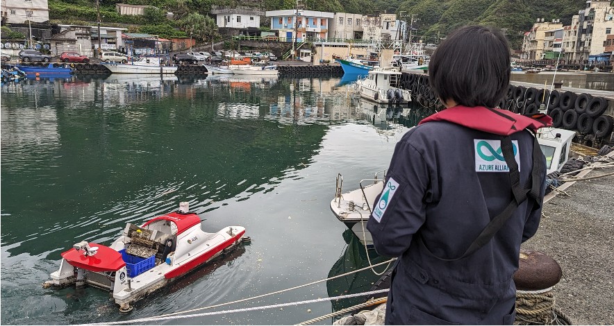 操作無人海洋垃圾收集船「湛鬥機」執行港灣清潔任務
