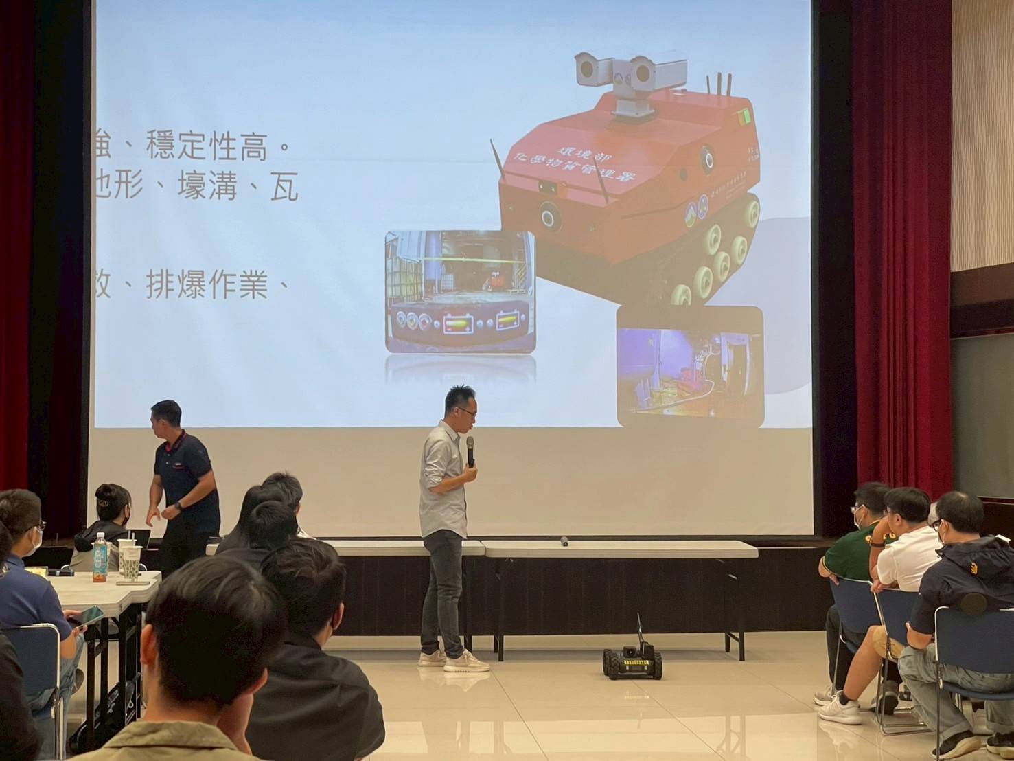 現場展示研發之無人地面載具—輪軸式機器車，可在危險場域執行環境監控任務