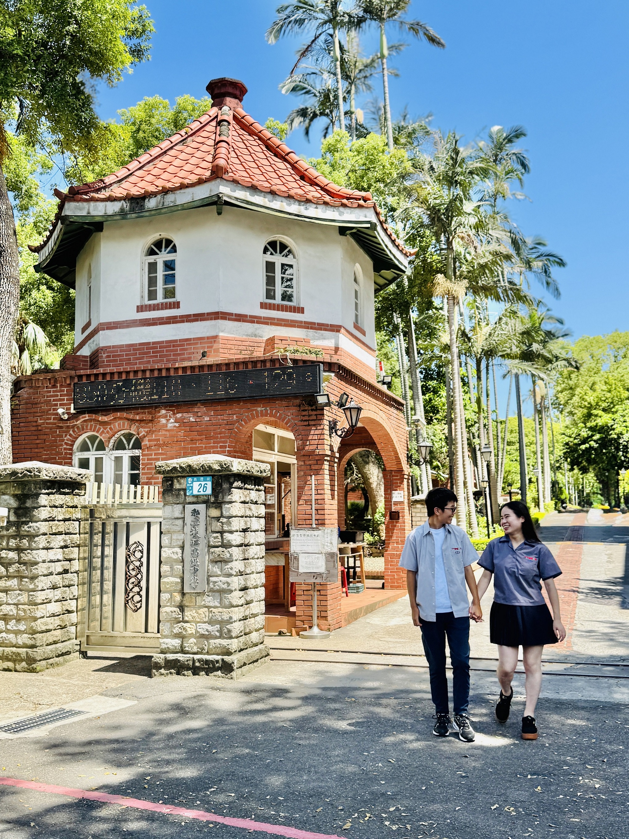 淡水古蹟博物館「古蹟文化廊帶」主題導覽活動，行經的淡江高級中學是電影《不能說的&middot;秘密》取景地，吸引遊客特地穿上特製制服在電影場景拍照。