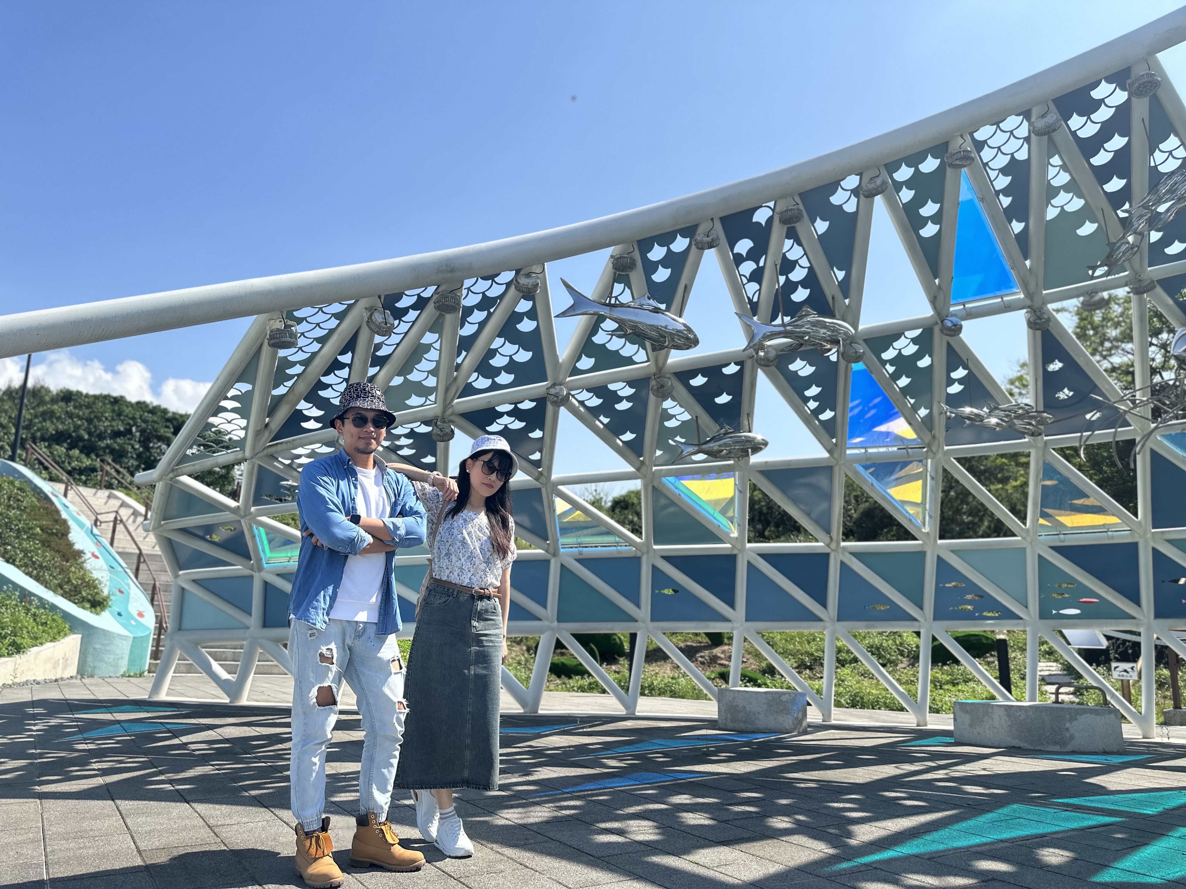 豔陽照映下，「牽罟織夢網」產生不同光影變化，營造特別的浪漫氛圍