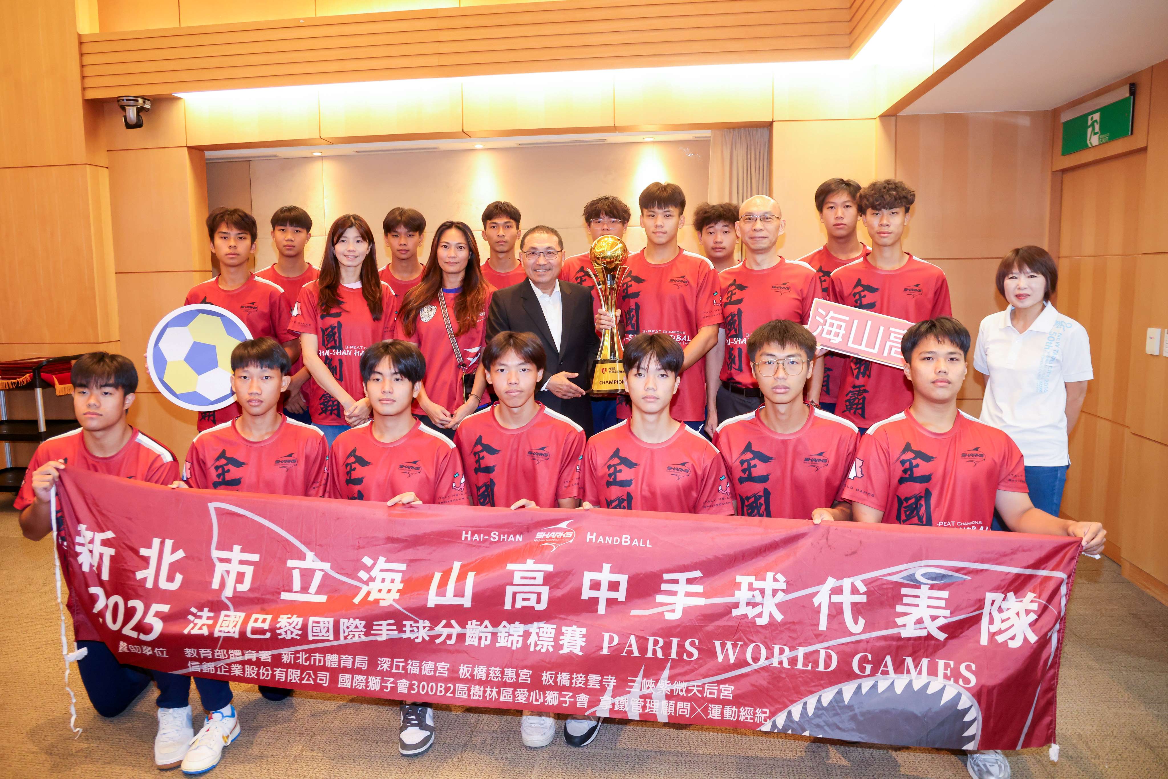 海山高中曾在全國中小學師生手球錦標賽完成三連霸，更在去(2024)年義大利史博登國際賽奪下亞軍，今年再度躍上國際舞臺勇奪冠軍