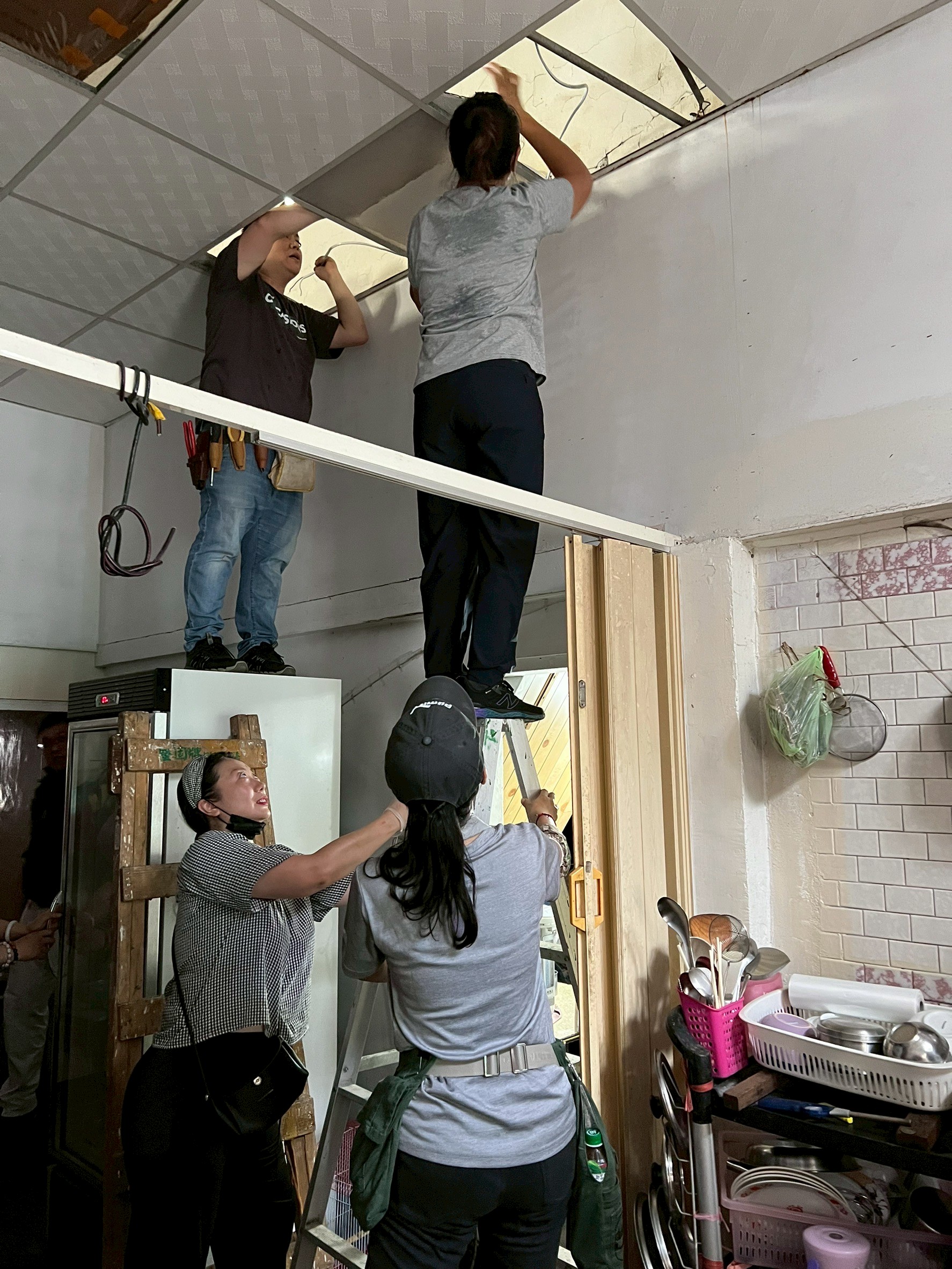 學員跟著陳彥霖老師（左上1）一起修繕配線