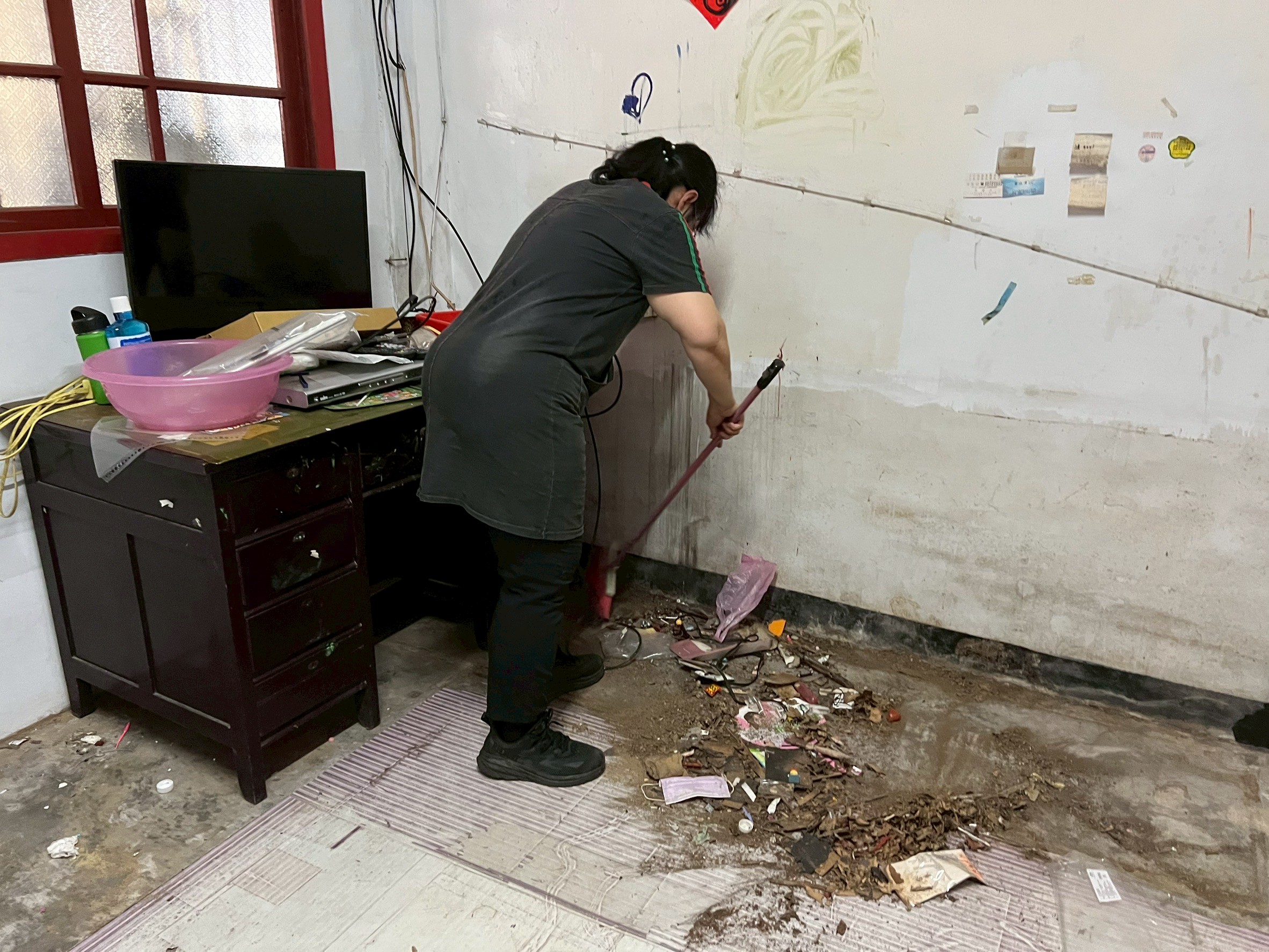  學員不僅當忙整修水電 還協助清理居家環境