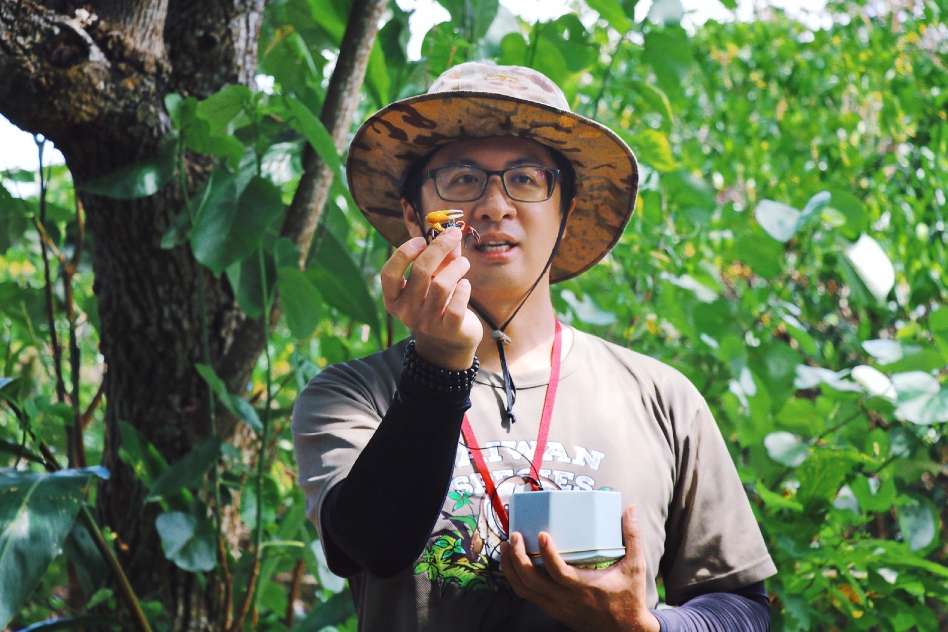 周俊廷老師以生動台語介紹觀音山豐富生態