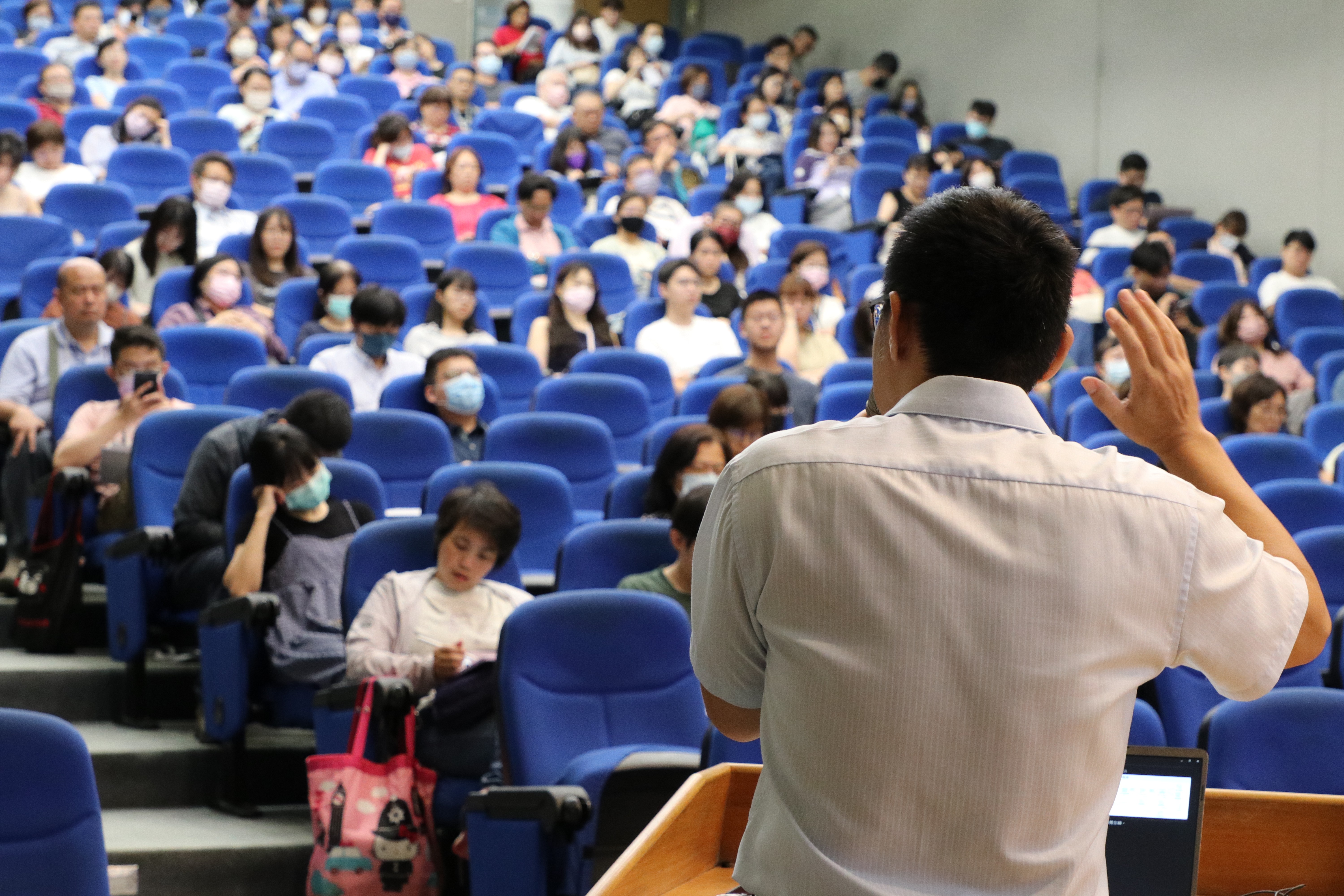 市府參訓同仁認真聽講