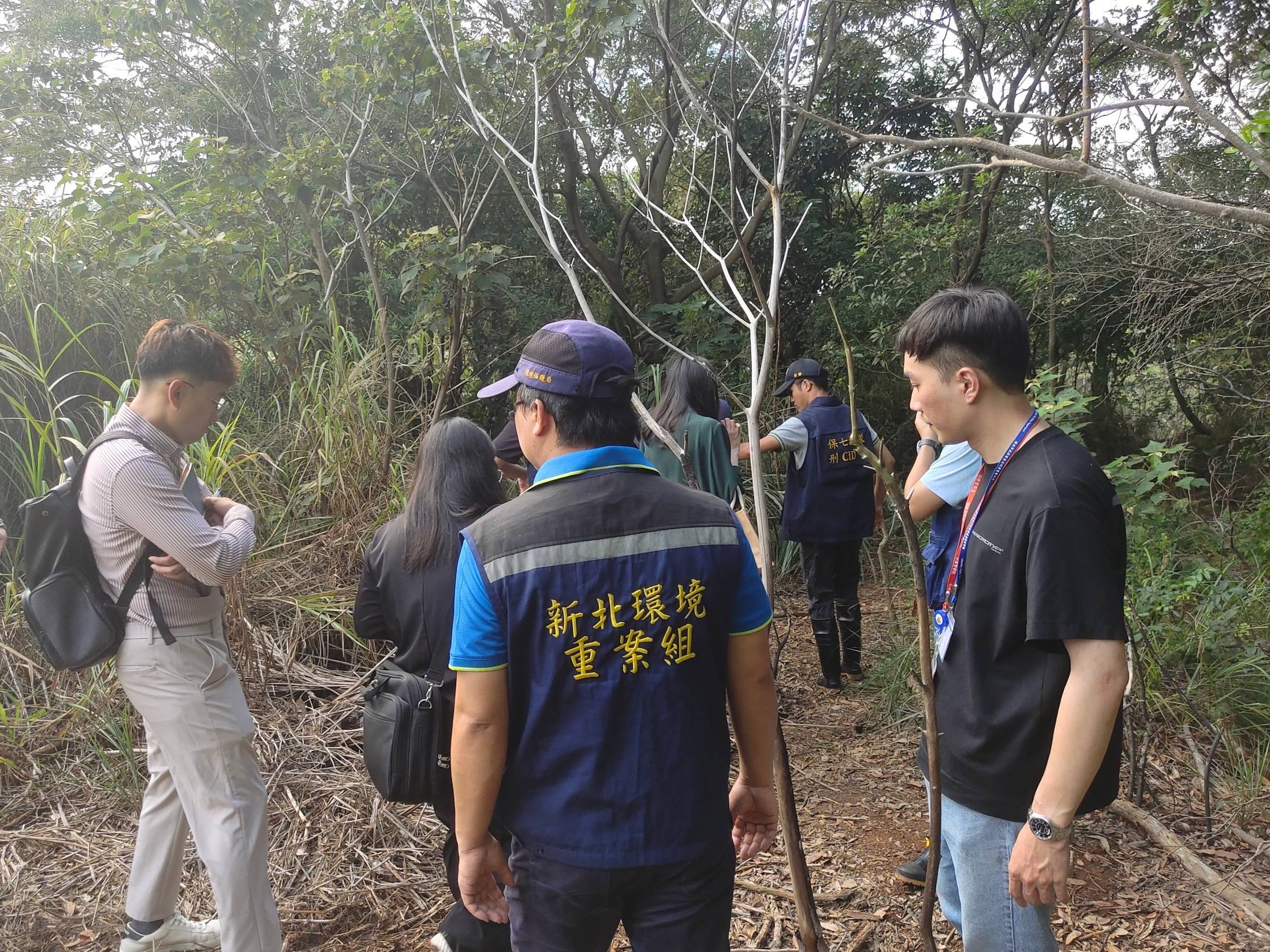 稽查員前往山區污染專案調查