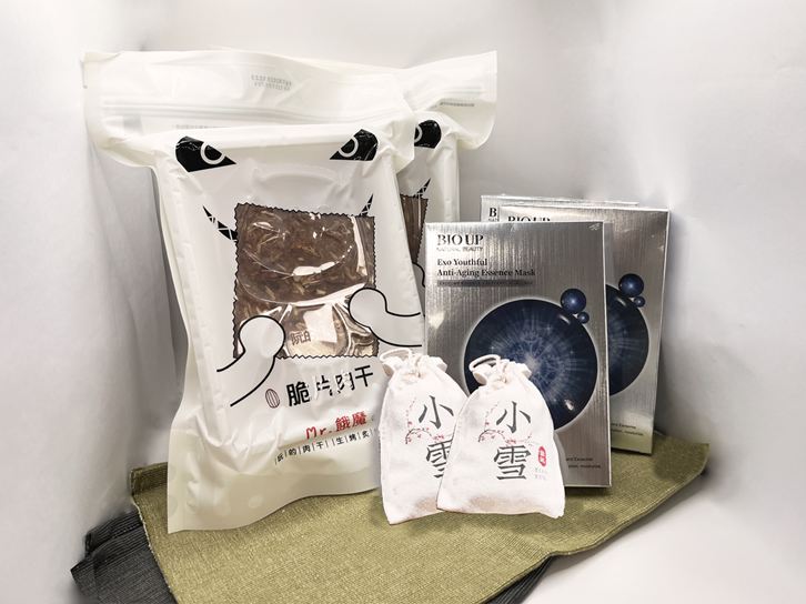 「閒閒放鬆包」，包含阮的肉干產業館的脆片肉紙、玉美人孕婦裝觀光工廠的節氣好YUN香隨束口袋以及自然美生技觀光工廠的凝時之泌抗老奇蹟面膜，一盒滿足療癒與自我享受的慢活體驗