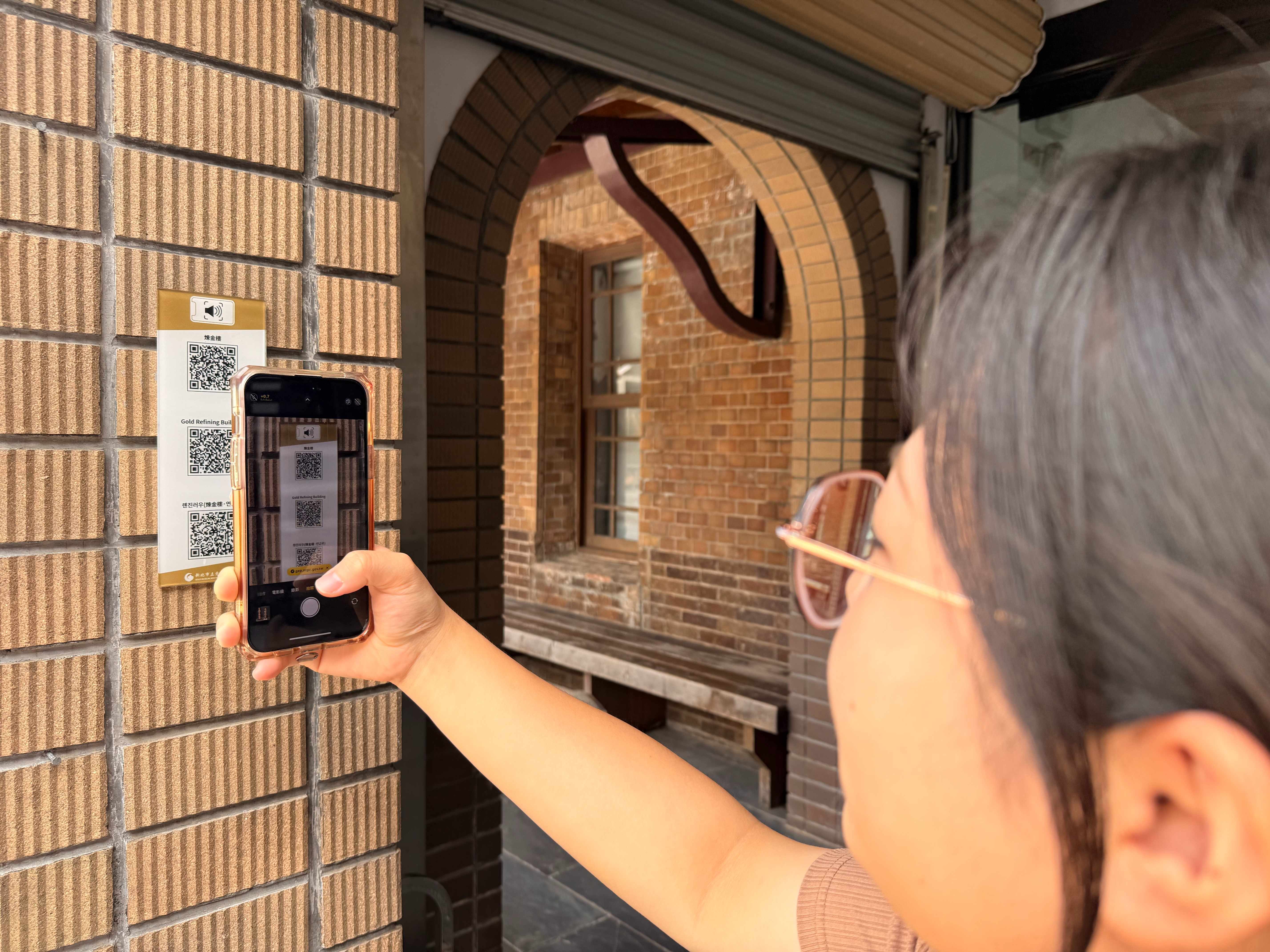 民眾只要掃描行動條碼，即可連線聆聽語音導覽。