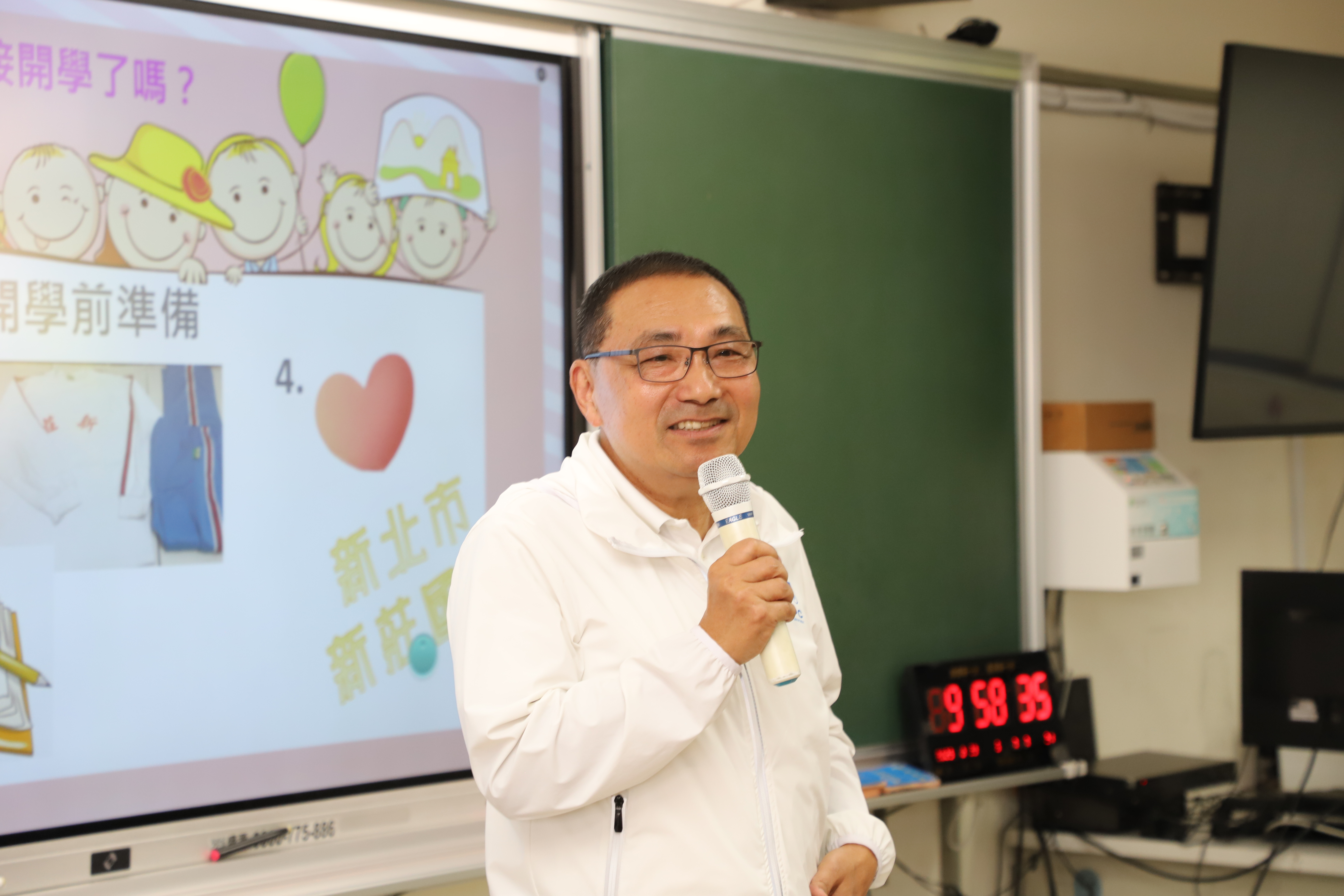 侯友宜市長表示，教育投資不能等，新北始終把孩子的需求放在第一位。