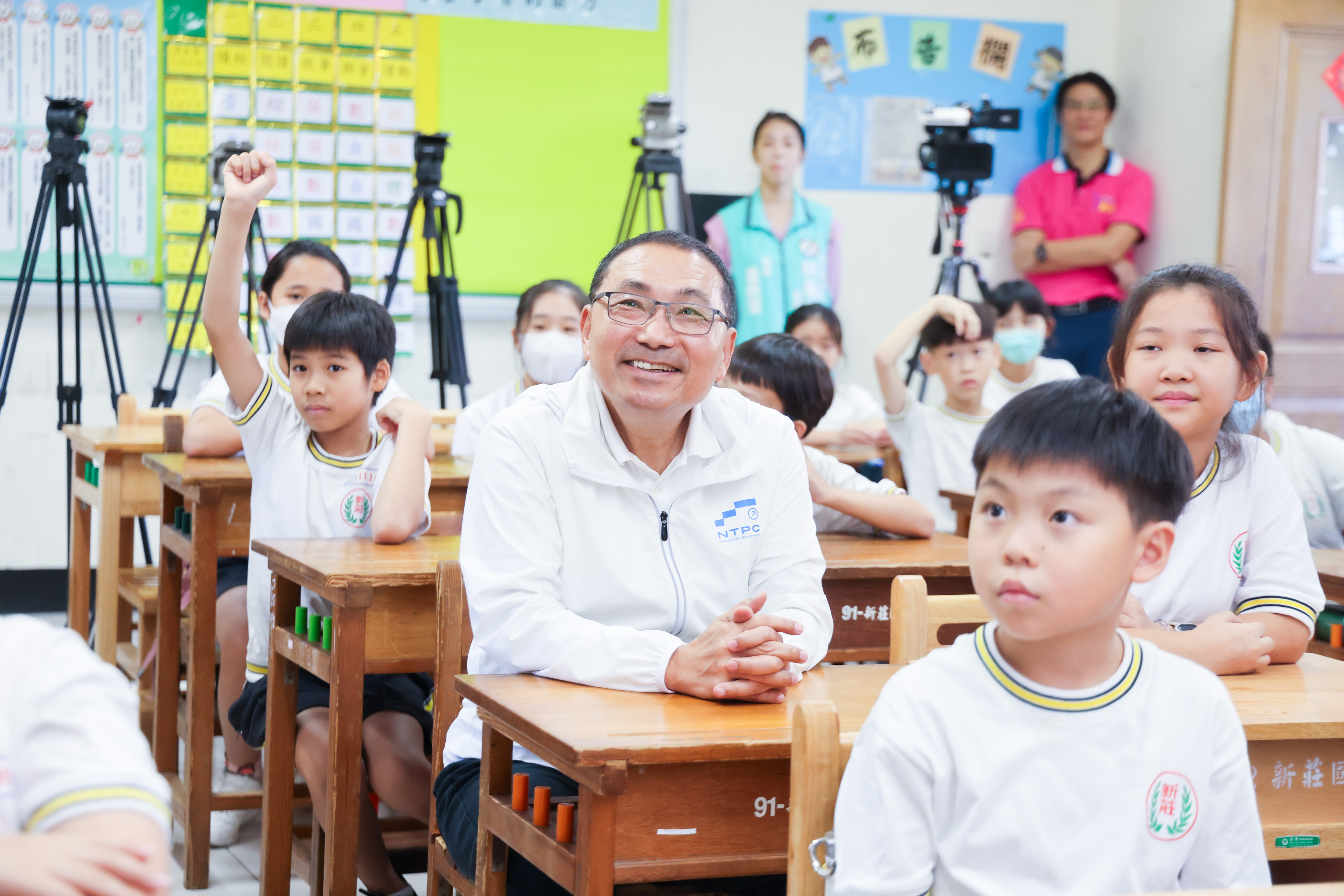 新北市新莊國小今(29)日辦理返校日，新北市長侯友宜到校和同學一起為開學做準備。