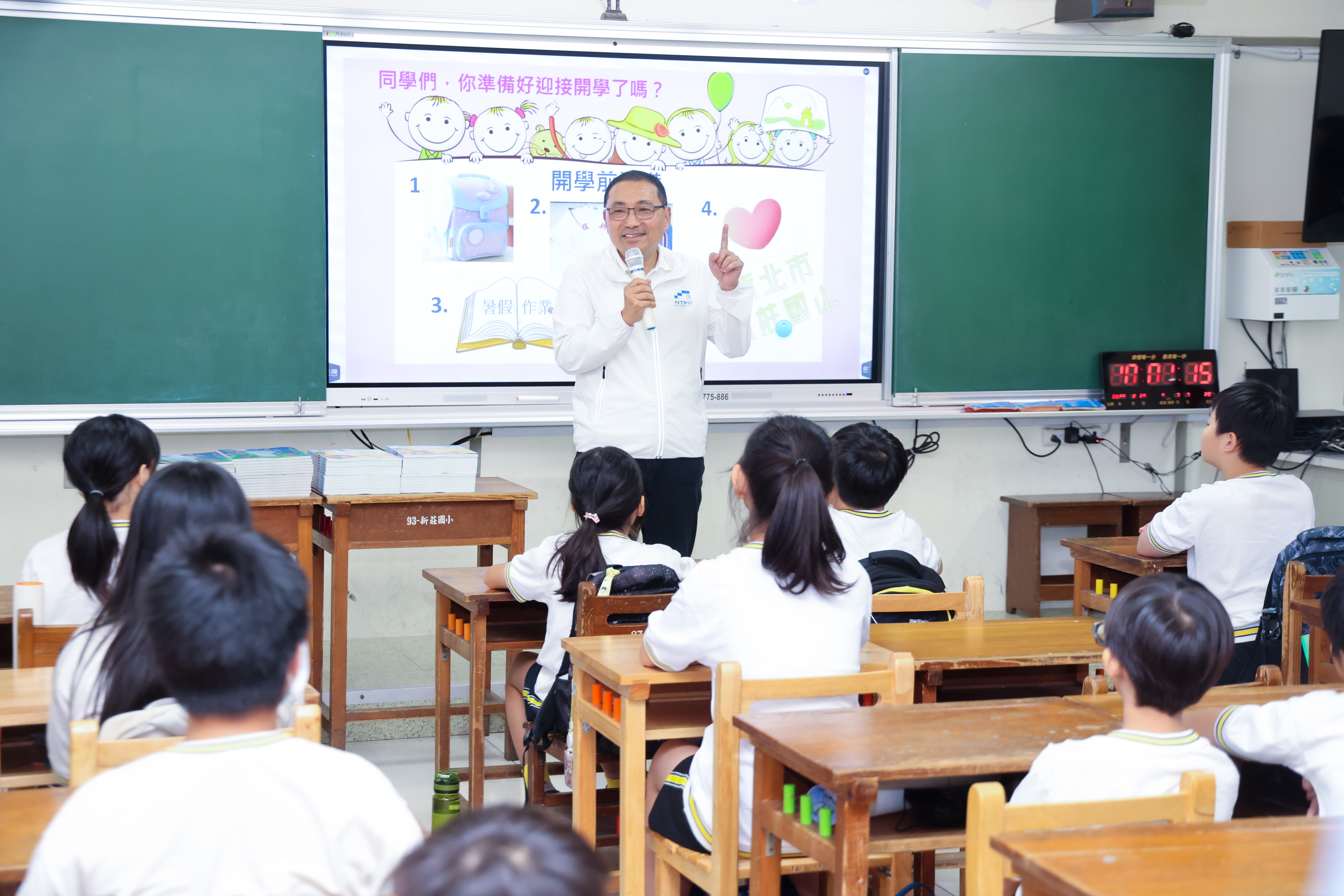 侯友宜宣布未來4年將投入8億元，全面汰換老舊課桌椅、置物櫃及飲水機。