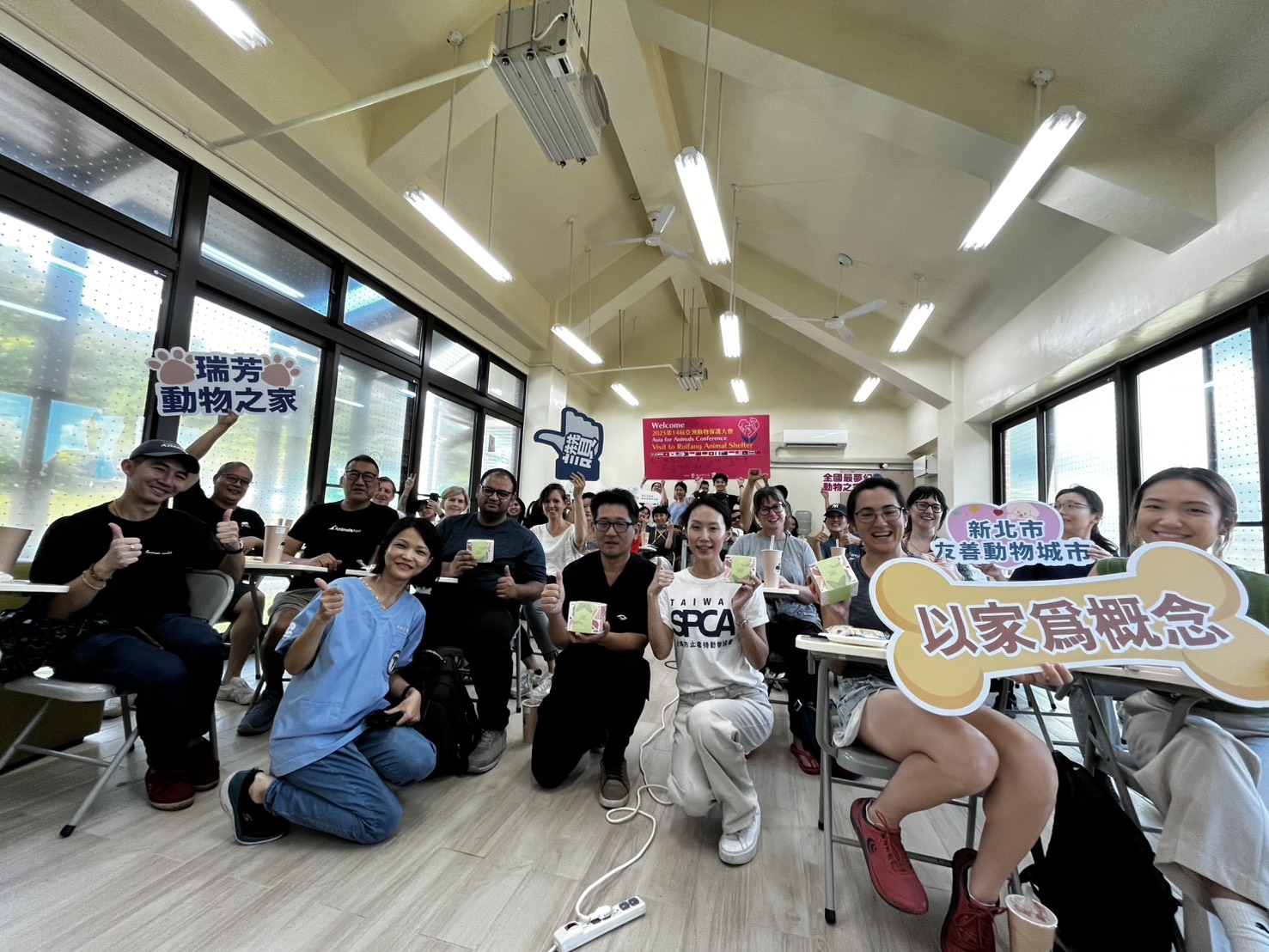 動保團體在瑞芳動物之家進行簡報交流，新北市農業局陳品憲專委致贈在地農產品