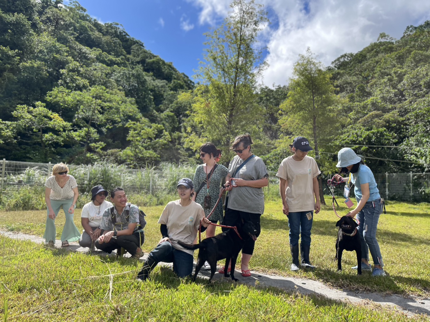  動保處人員介紹，台灣犬隻的優點，推銷認養