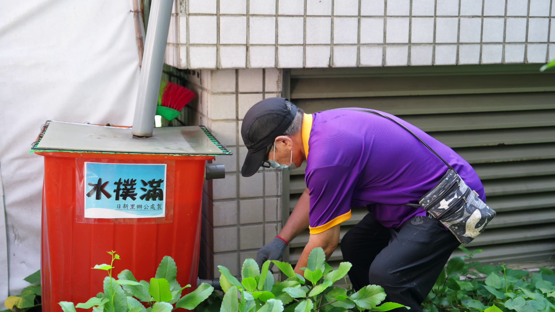 「資源永續組」特優獎得主翁文俊，運用雨水回收收集雨水，並用於澆灌植物