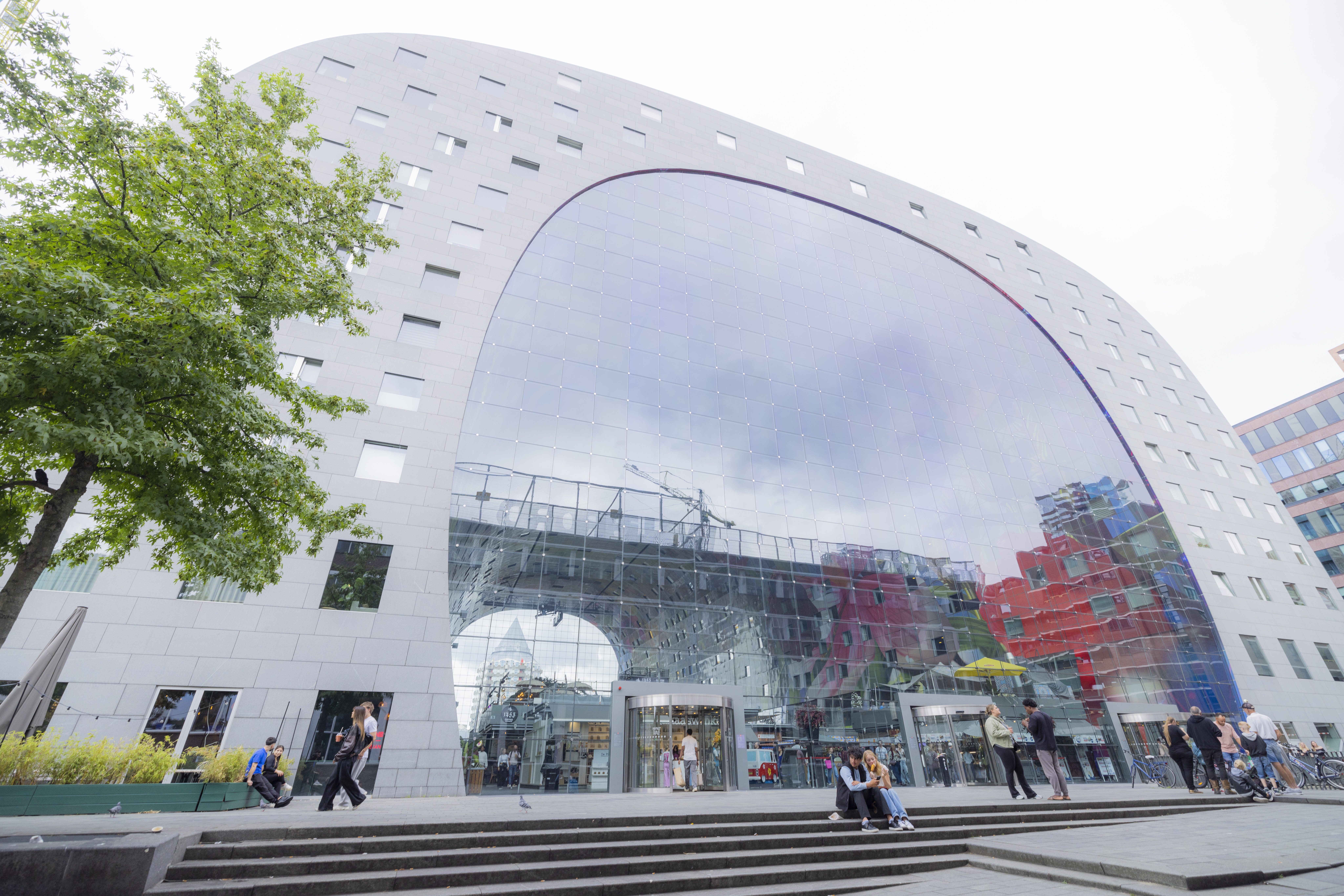 Markthal 以近十萬平方公尺的規模，結合美食餐飲、零售、住宅、休閒娛樂與停車等多元功能。