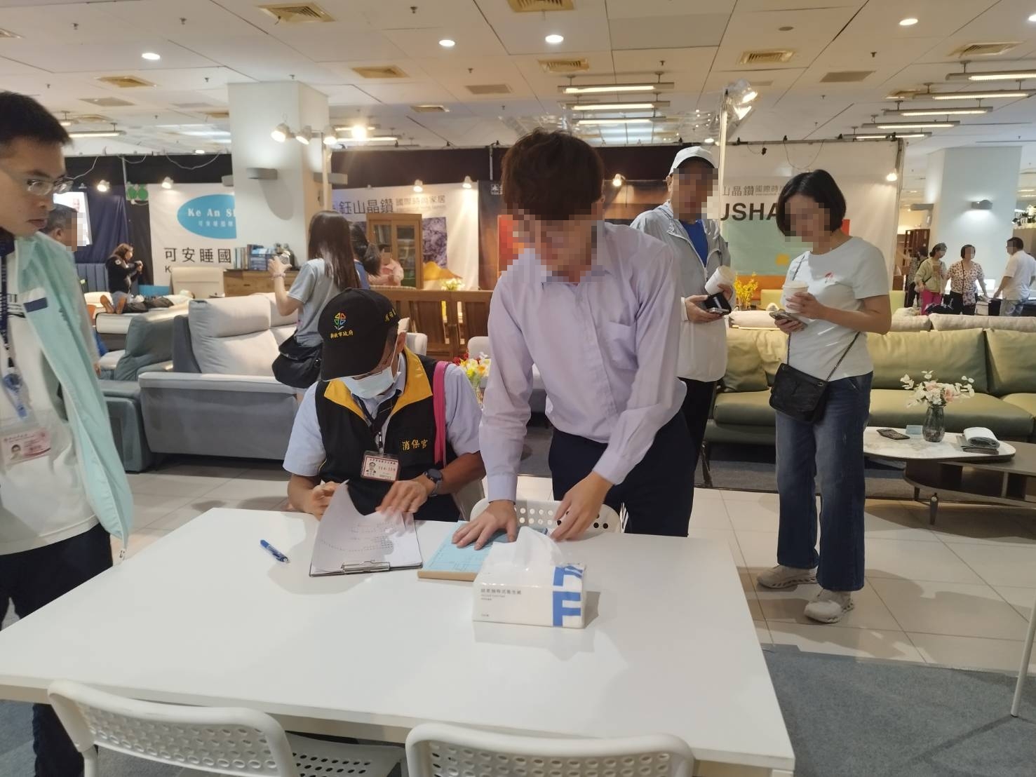 消保官會同市府經發局對新北市家具展業者進行聯合稽查1