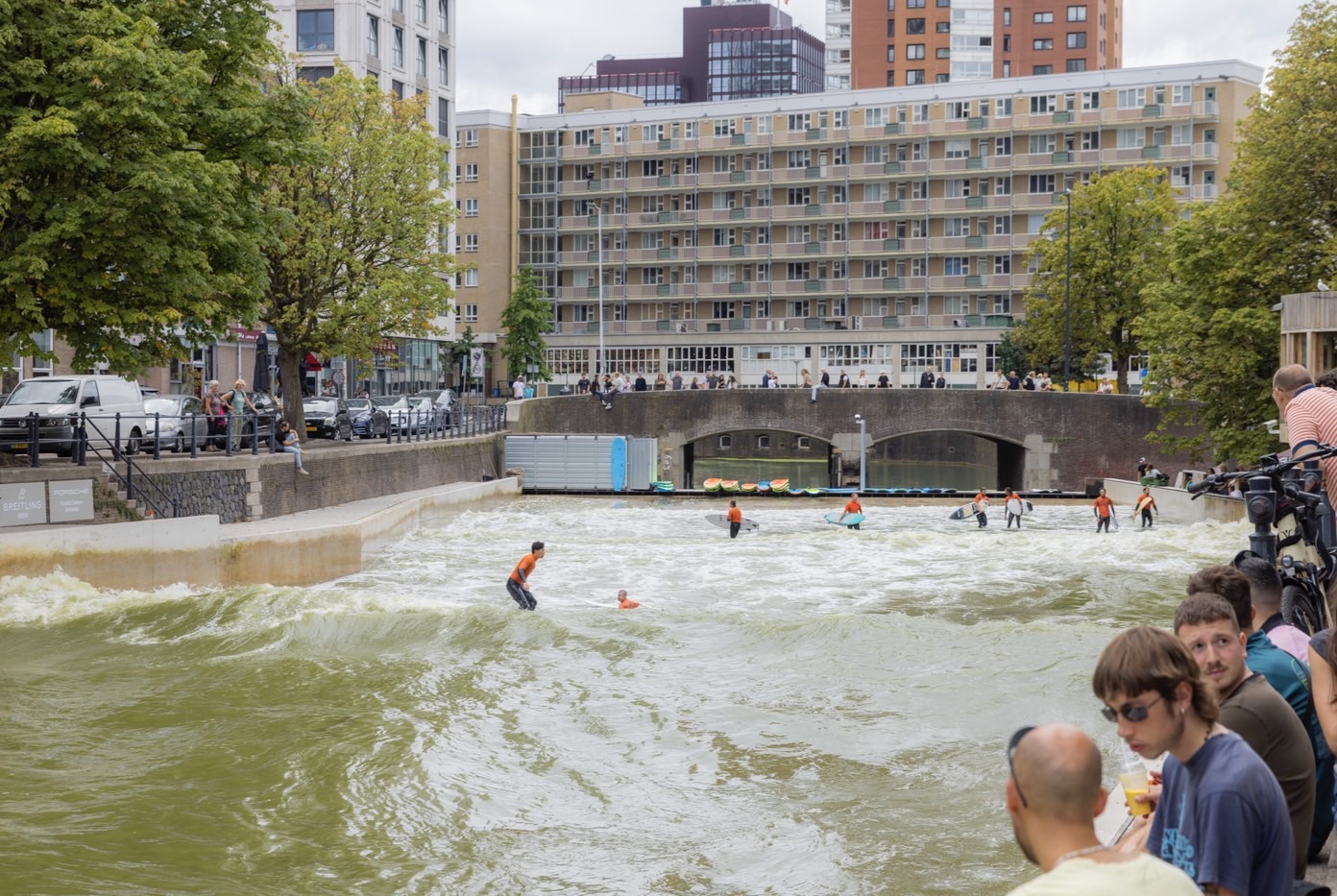 RiF010被視為結合運動與觀光的特殊景點，假日吸引許多遊客圍坐觀賞。除了將海邊活動帶進都市，該設施也與當地學校合作，提供衝浪或水域安全課程使用。