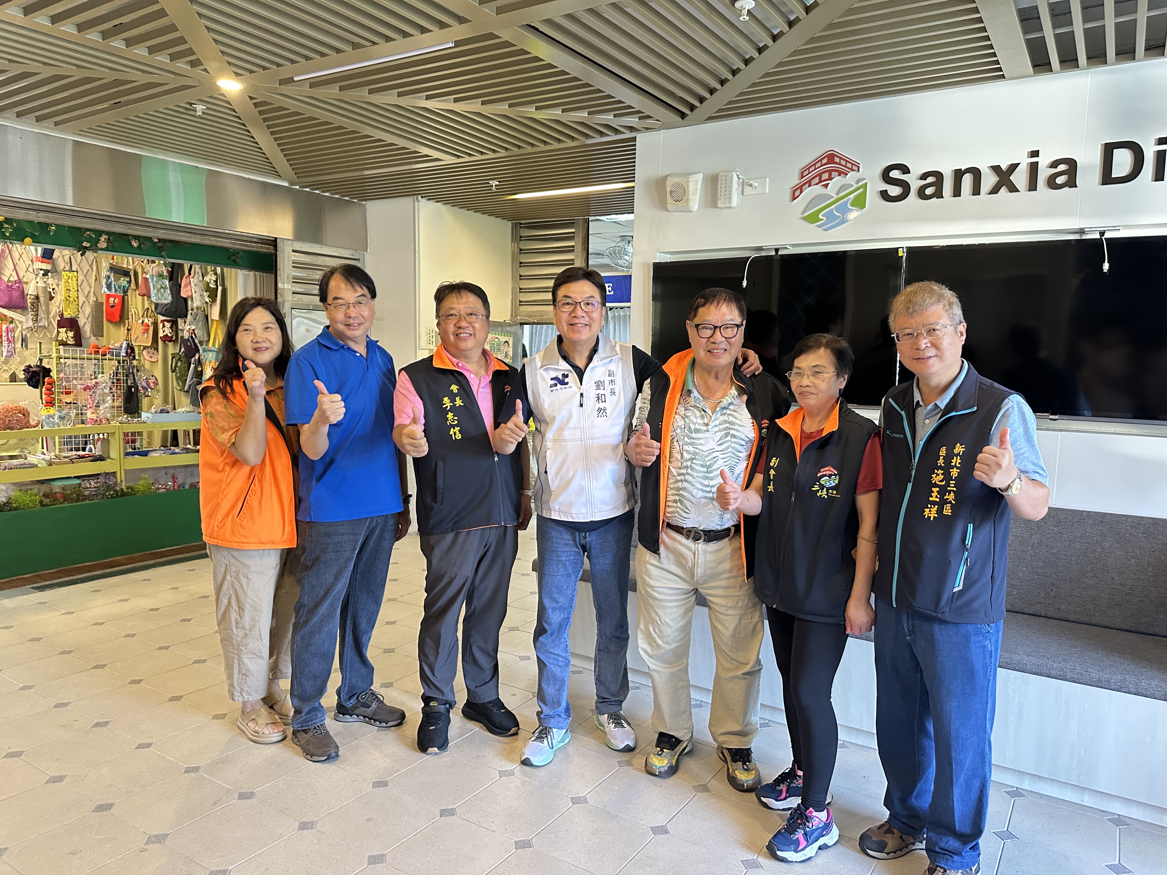 圖說：新北副市長劉和然今(30)日前往市場訪視，關心改造後的營運情形，並與市民、攤商及自治會幹部交流，傾聽使用心得與建議。