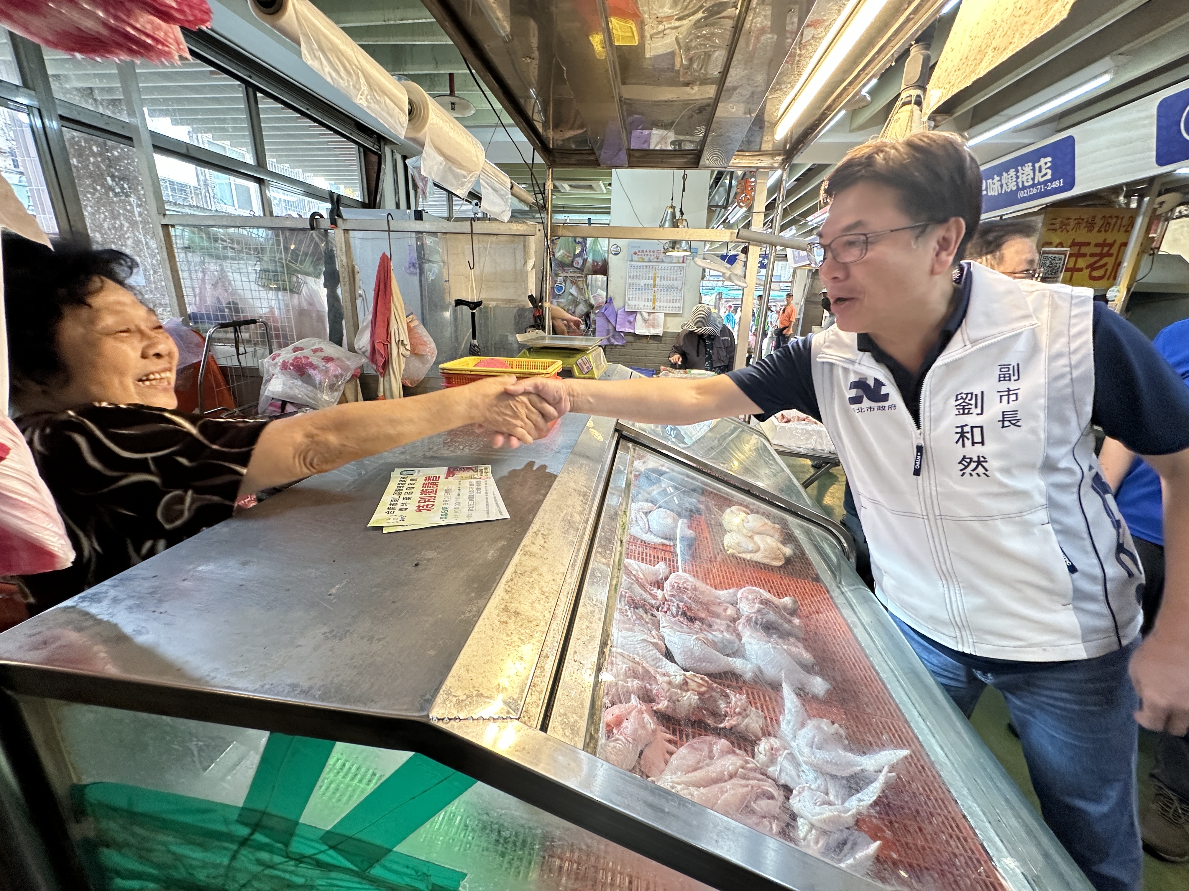 圖說：新北副市長劉和然今(30)日前往三峽市場傾聽攤商使用心得與建議，作為未來推動市場改造、改建的重要參考，期盼新北市的傳統市場能越做越好。