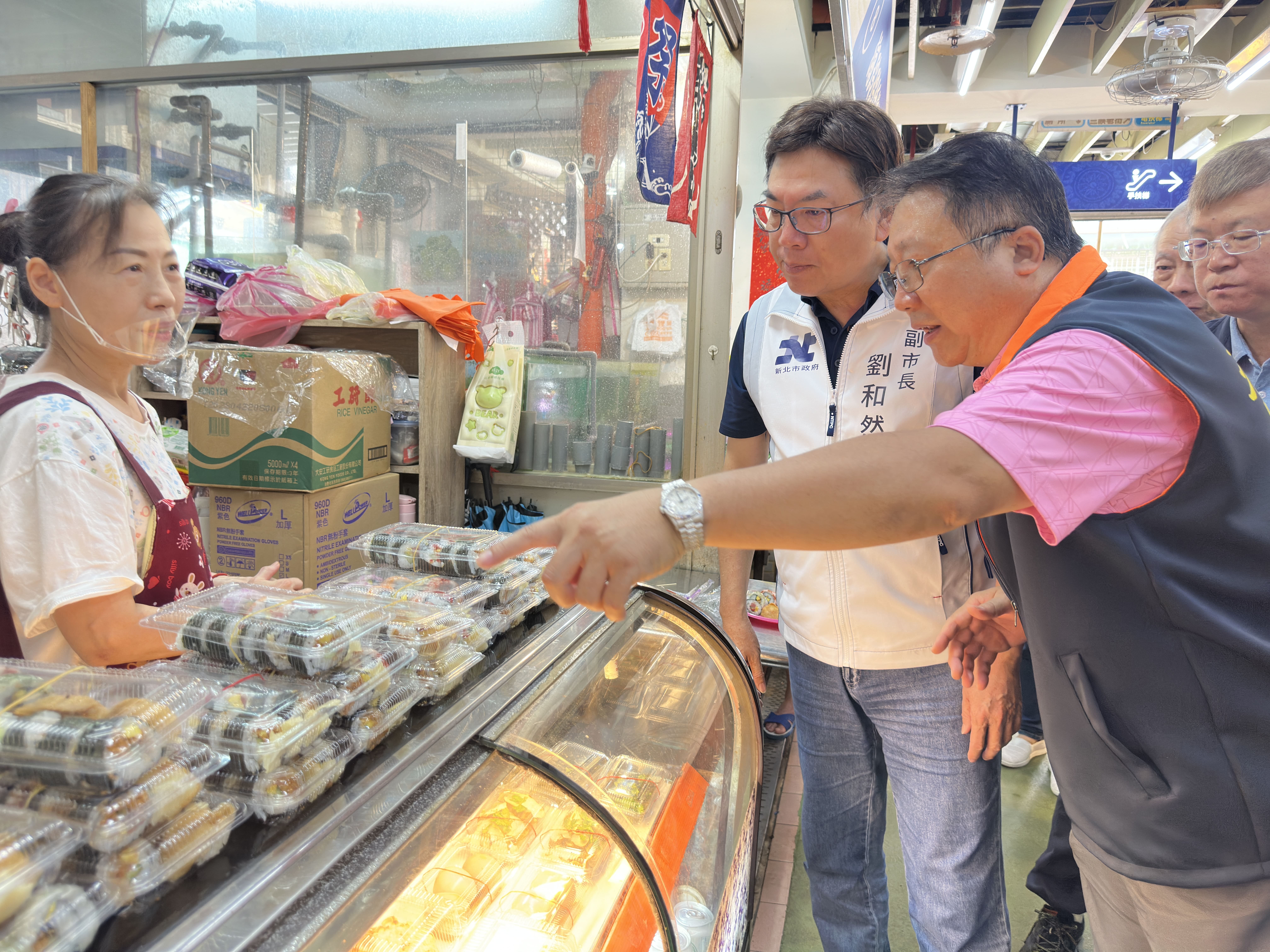 圖說：三峽市場自治會長李志信感謝劉副市長親自蒞臨，並與攤商面對面交流，傾聽大家對市場改造的想法與需求。