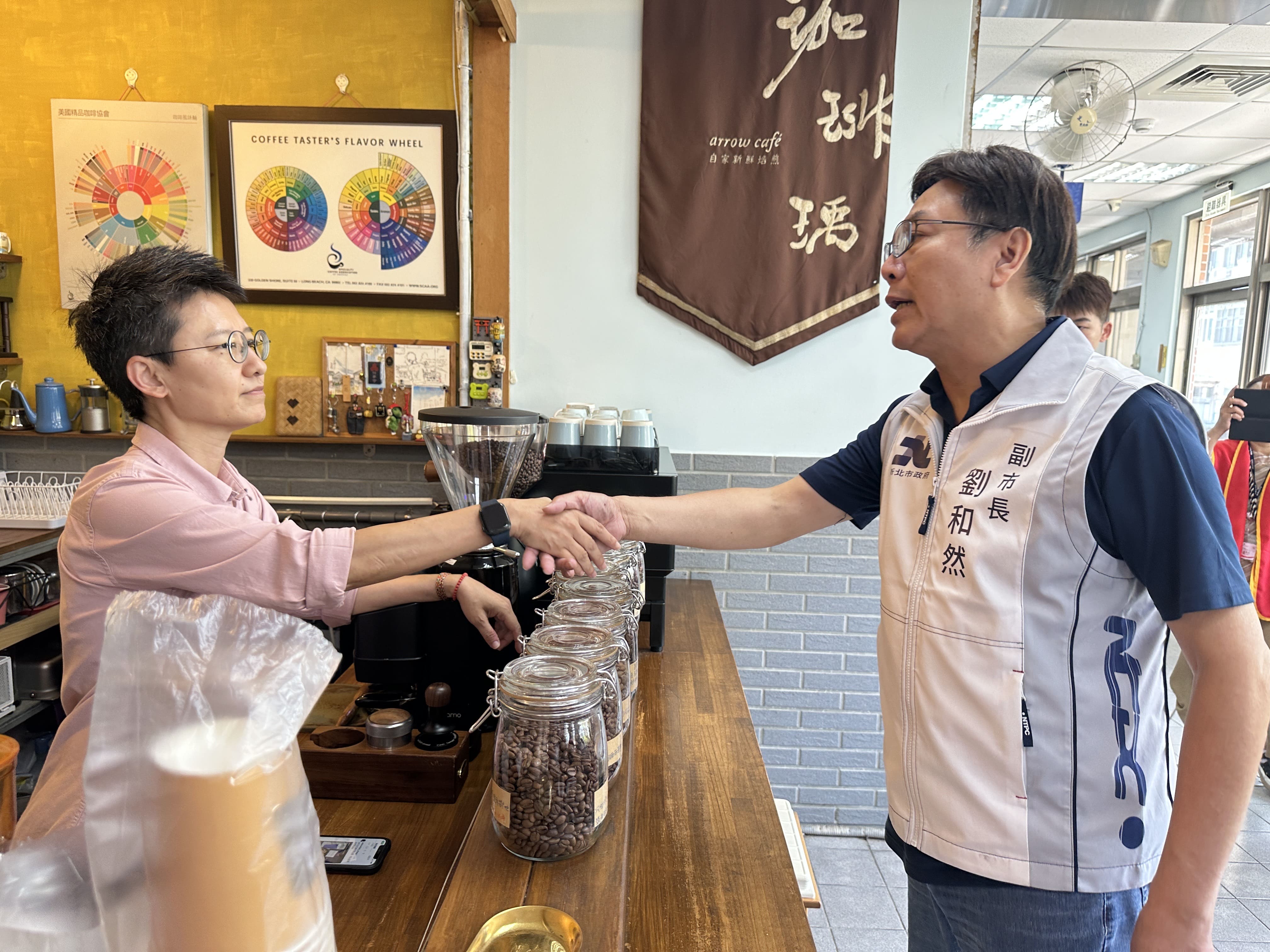 圖說：劉副市長強調，市場是攤商的第二個家，也是市民生活的重要舞台，針對攤商提出建議，市府將納入改善並結合美食區規劃，帶動市場生意。