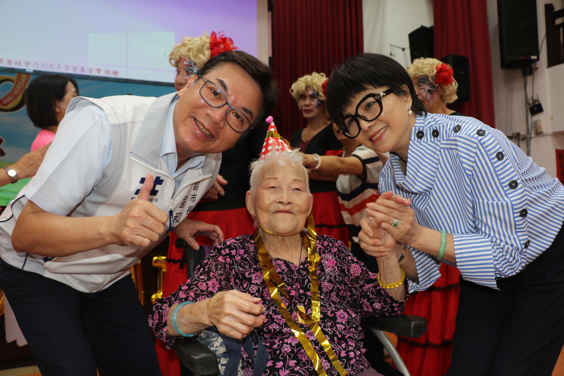  劉和然向仁家最年長的李煩老奶奶比讚 右為知名藝人上官明莉