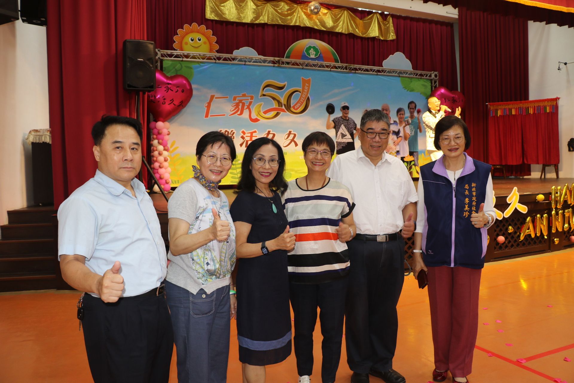 社會局長李美珍感謝仁家歷屆主任易君強（右2起）、林美珠、林寶珠、徐綺櫻、吳欽仁等