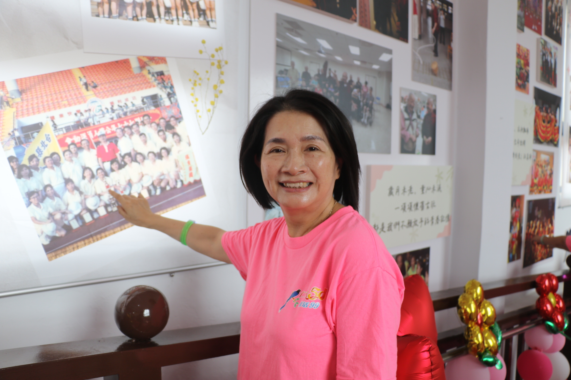 在仁家服務44年的黃靜如指著時光隧道的年輕照片 笑說自己從小姐服務到變成2個孫子的阿嬤 一生青春都獻給仁家長輩