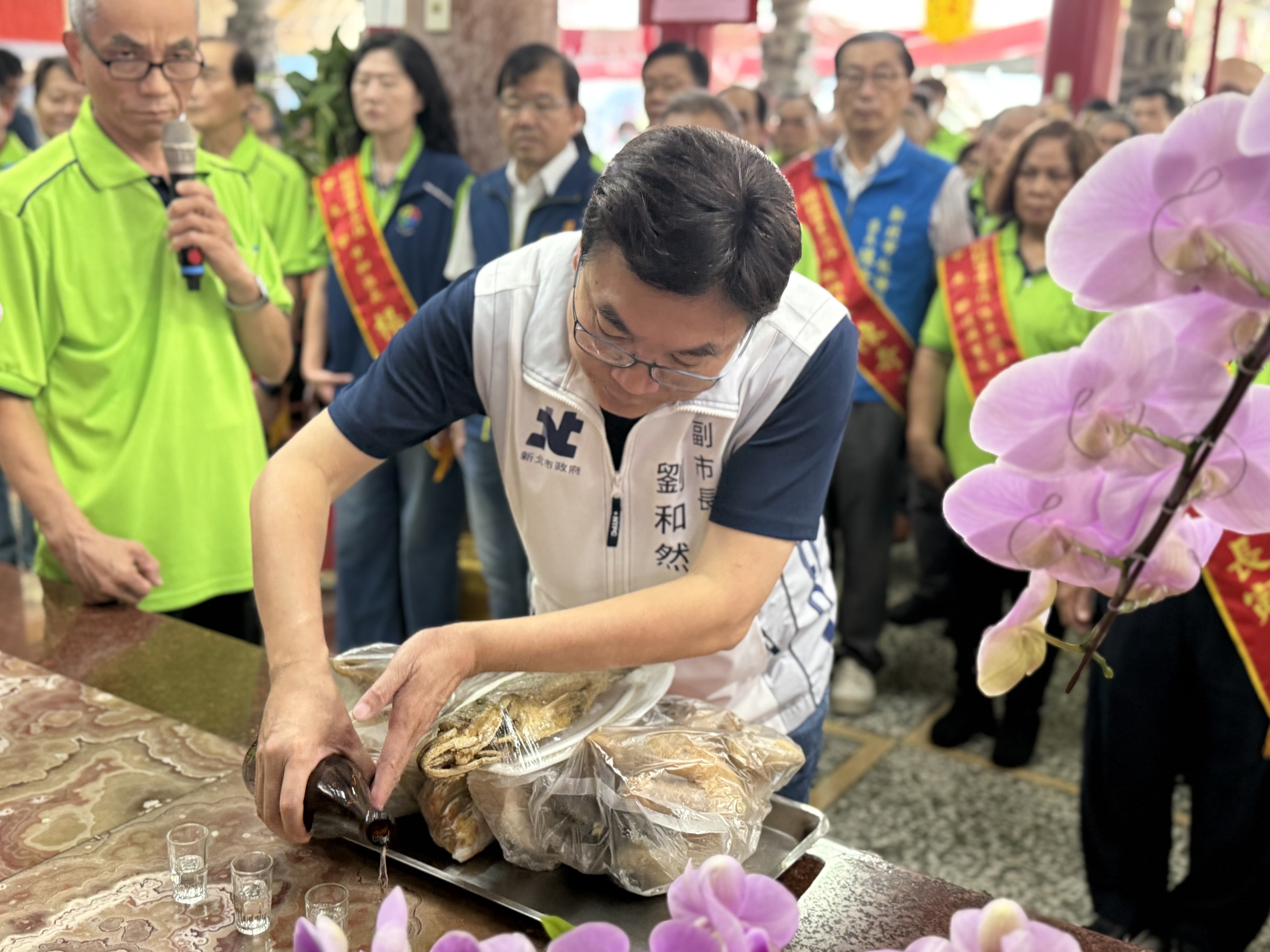 參拜祈福外，劉和然也同時敬獻酒水，希望大墓公祖庇佑地方順遂。