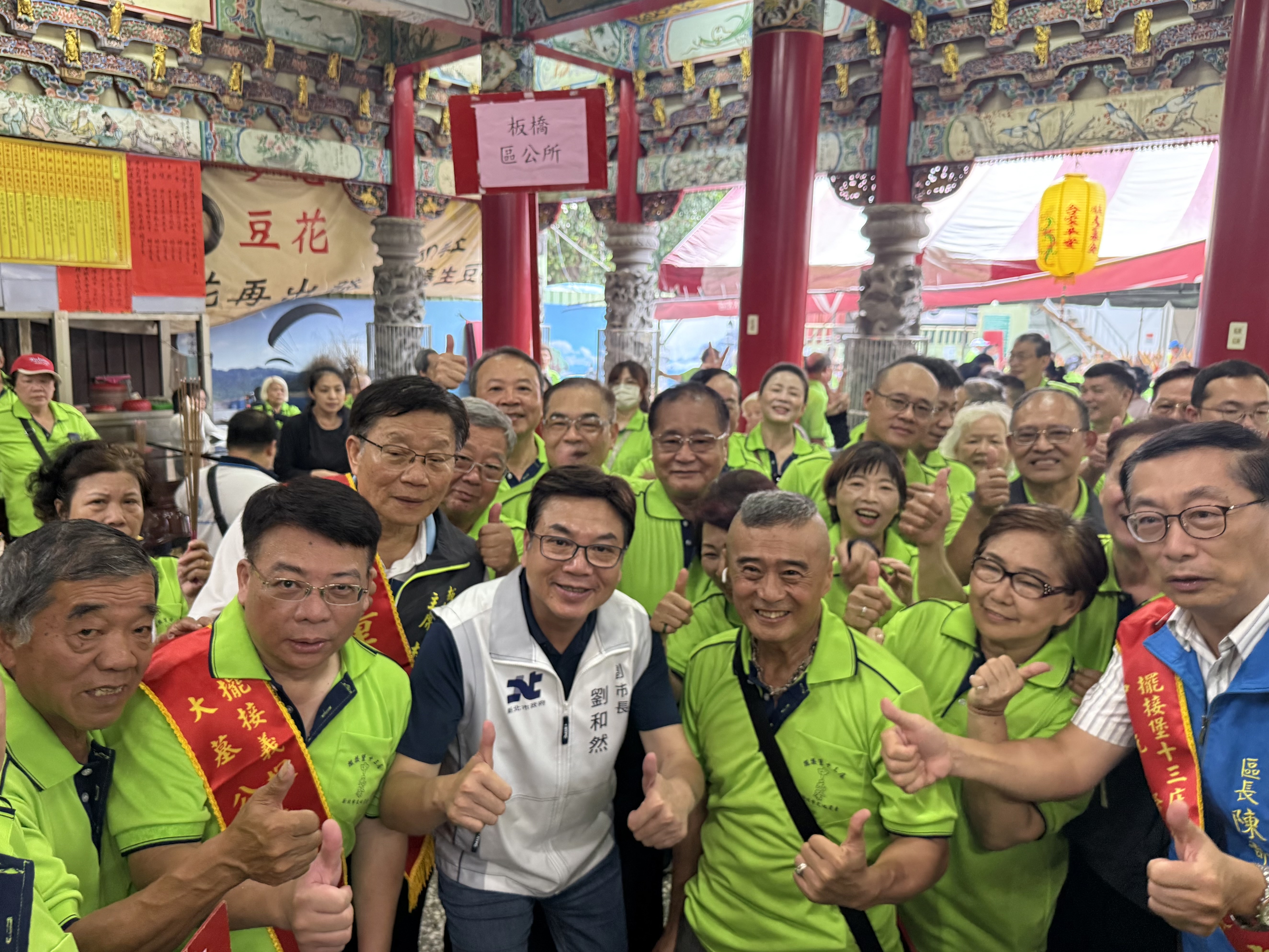 劉和然一同跟里長等出席貴賓合影留念。