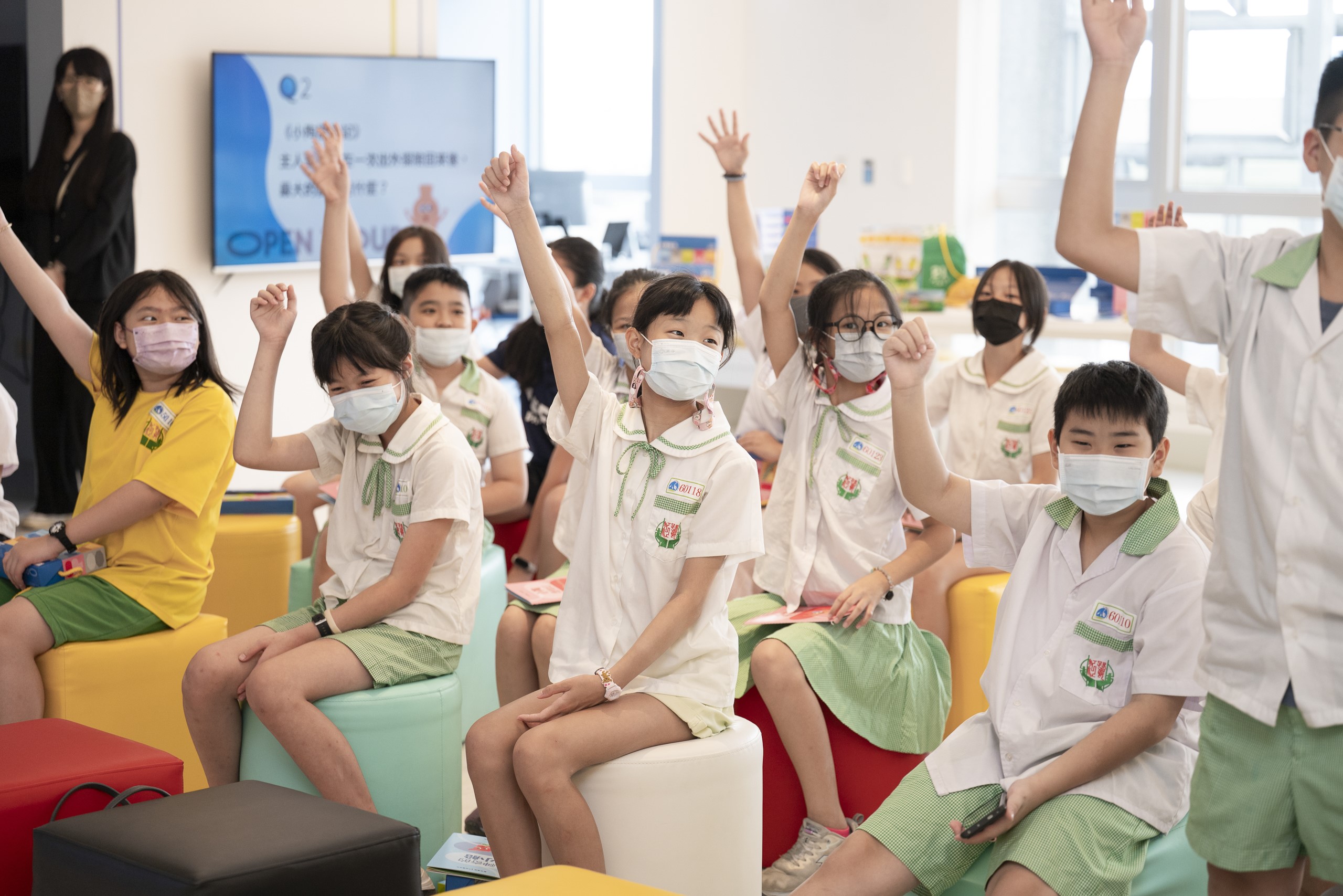 新北市鷺江國小學生分享閱讀翻翻書的體驗心得。