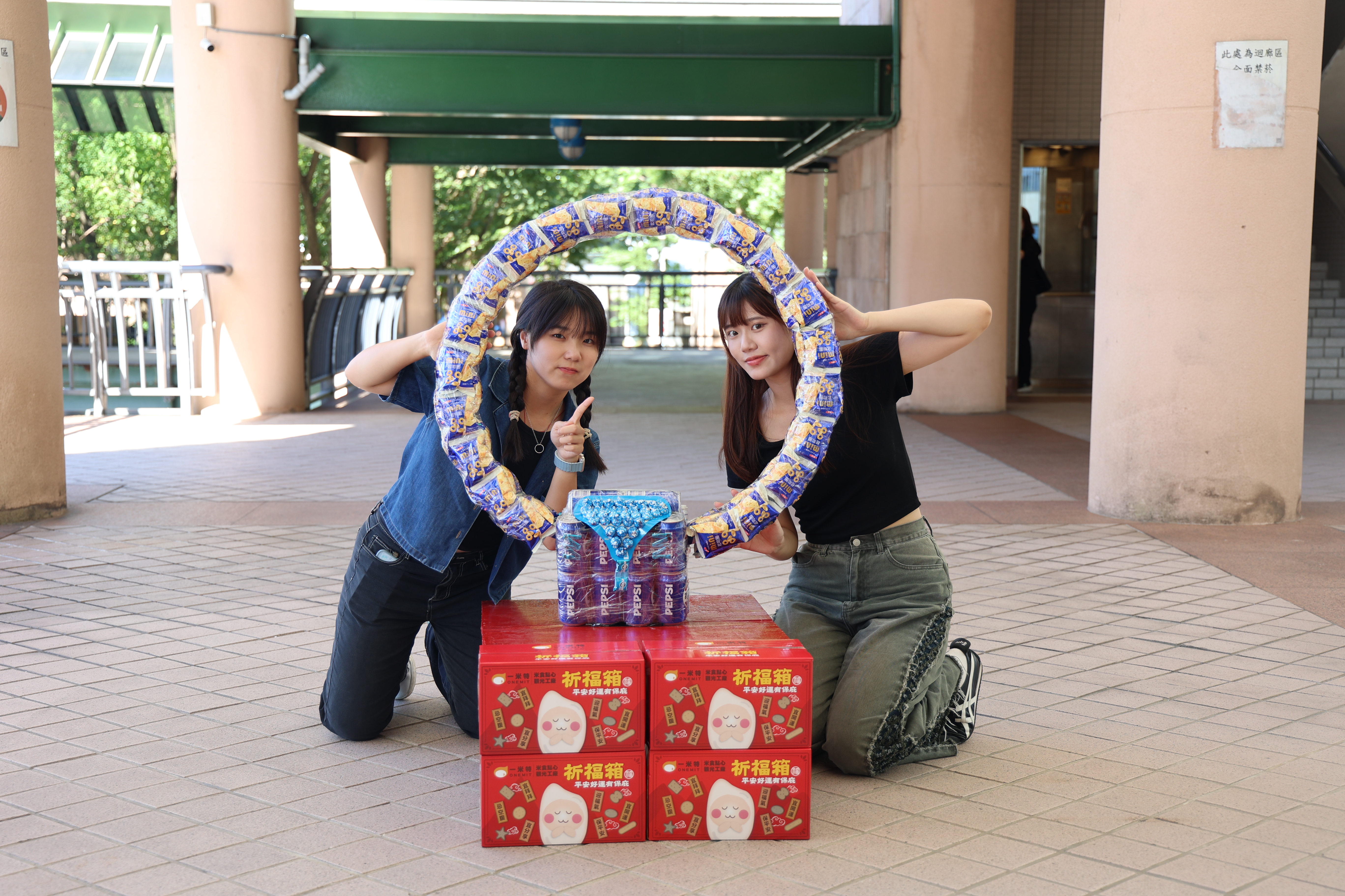 新北觀旅局以鐵道馬拉松活動裝置，搭配約84片餅乾、牛奶花生與汽水，製成專屬創意供品