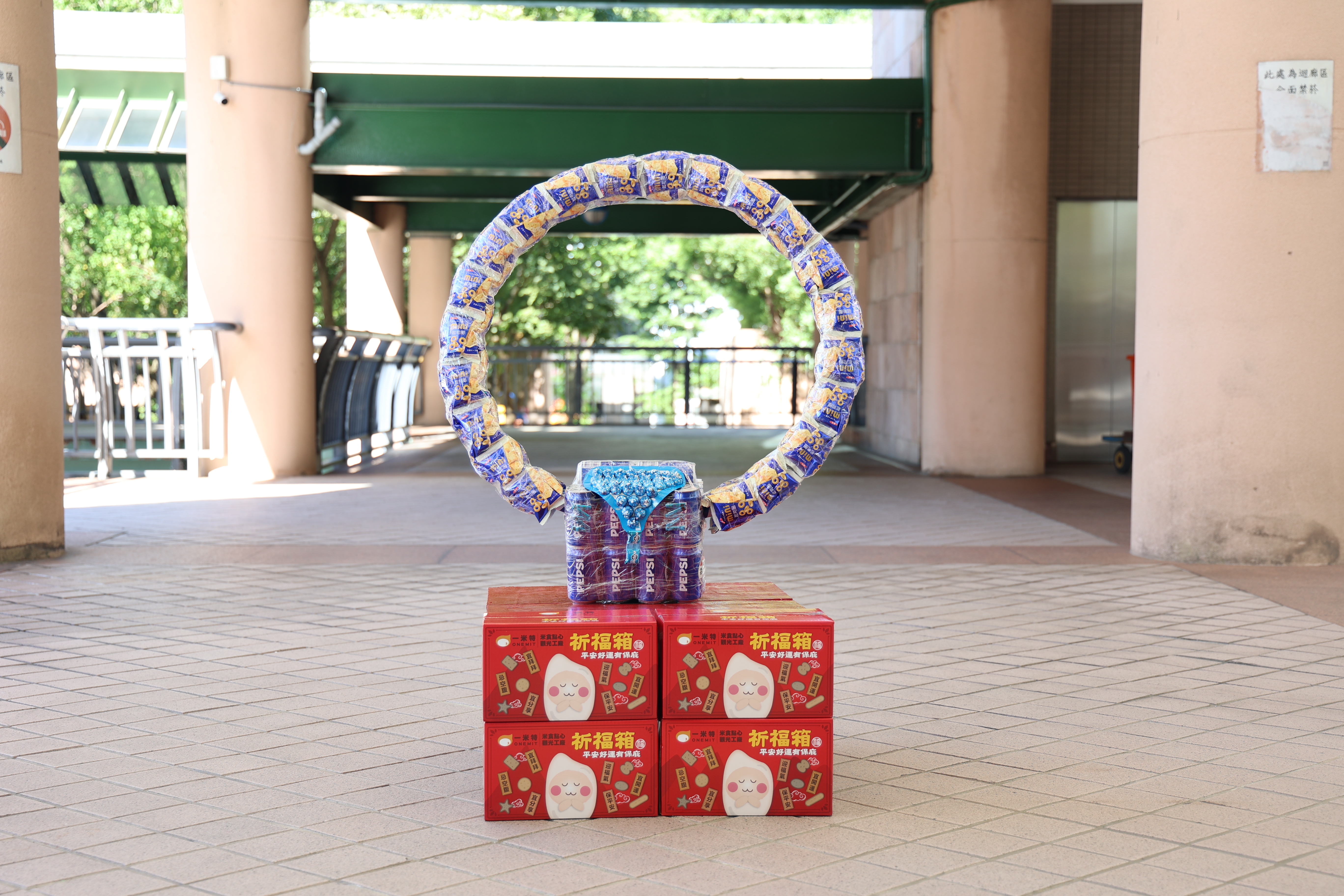 新北普渡「水藍接力環」創意供品，祈求觀光大市旅遊蛇馬都好