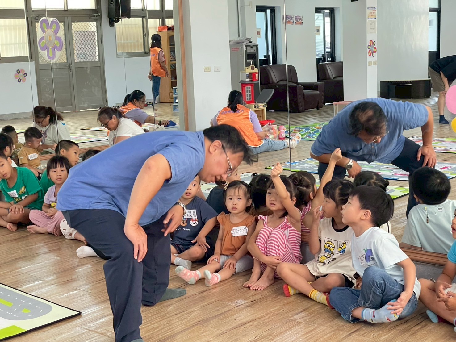  中華民國遊戲協會創辦人林君英老師透過遊戲和孩子互動 並從中觀察