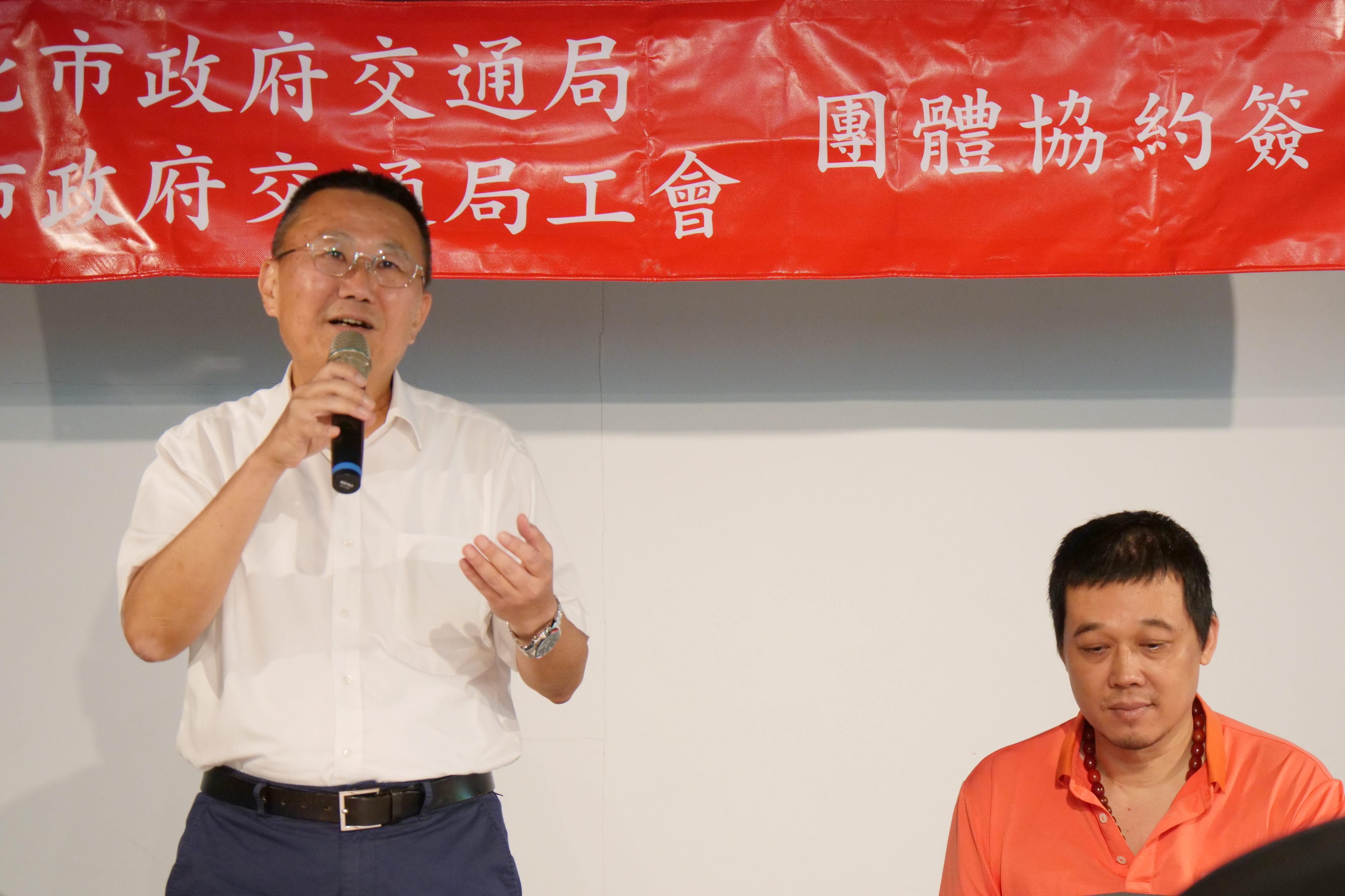 副局長金肇安表示新增「年終工作獎金發給規定」條款，保障員工均比照行政院規定發放年終工作獎金。