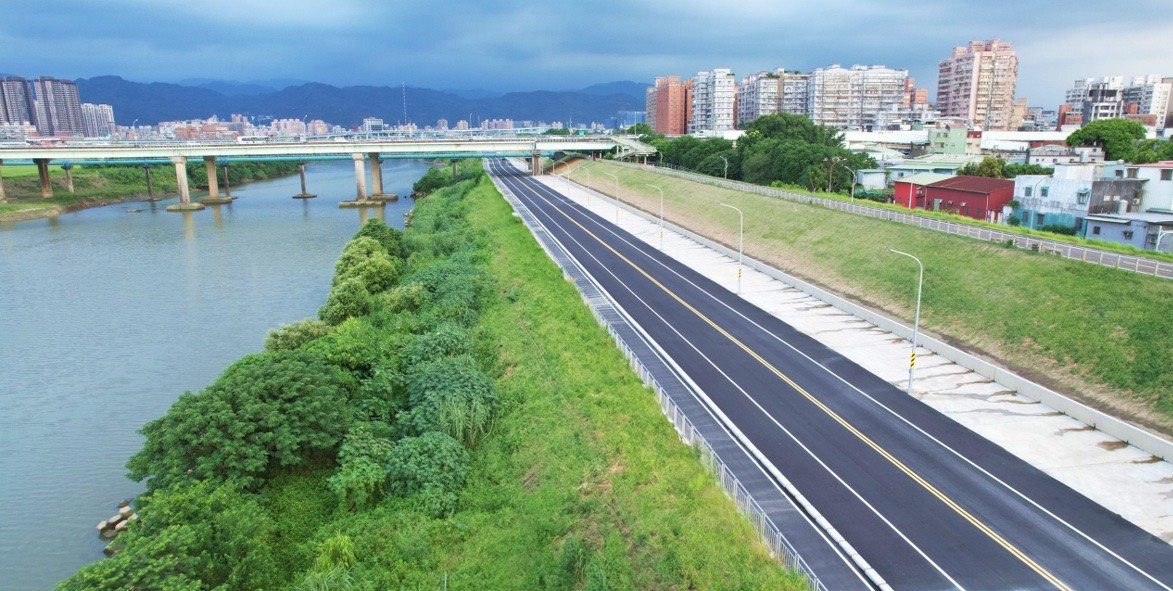  「大漢溪堤外水岸廊道串聯暨周邊環境改善工程」榮獲「最佳施工品質類」優質獎，完善新北地區交通路網，並新增人行及自行車道，達到節能減碳之交通願景