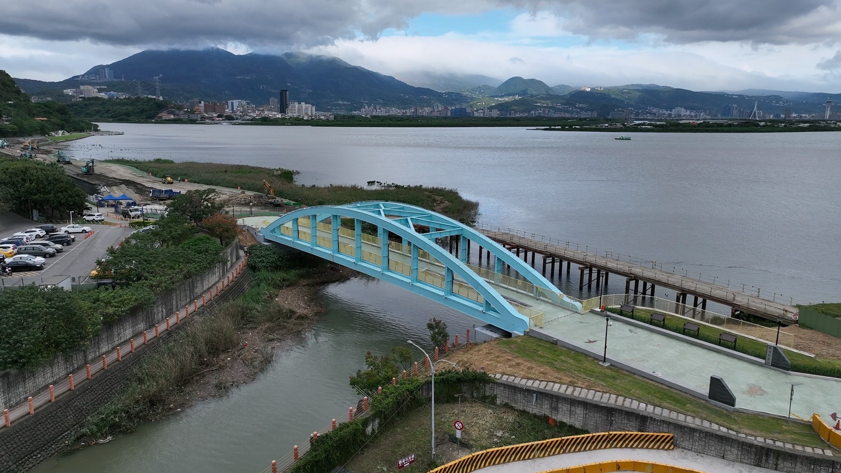  「五股區觀音坑溪橋重建統包工程」榮獲「最佳施工品質類」金質獎，串接淡水河左岸自行車道，採用輕巧、透空、無落墩方式呈現，降低對周遭生態環境產生的影響