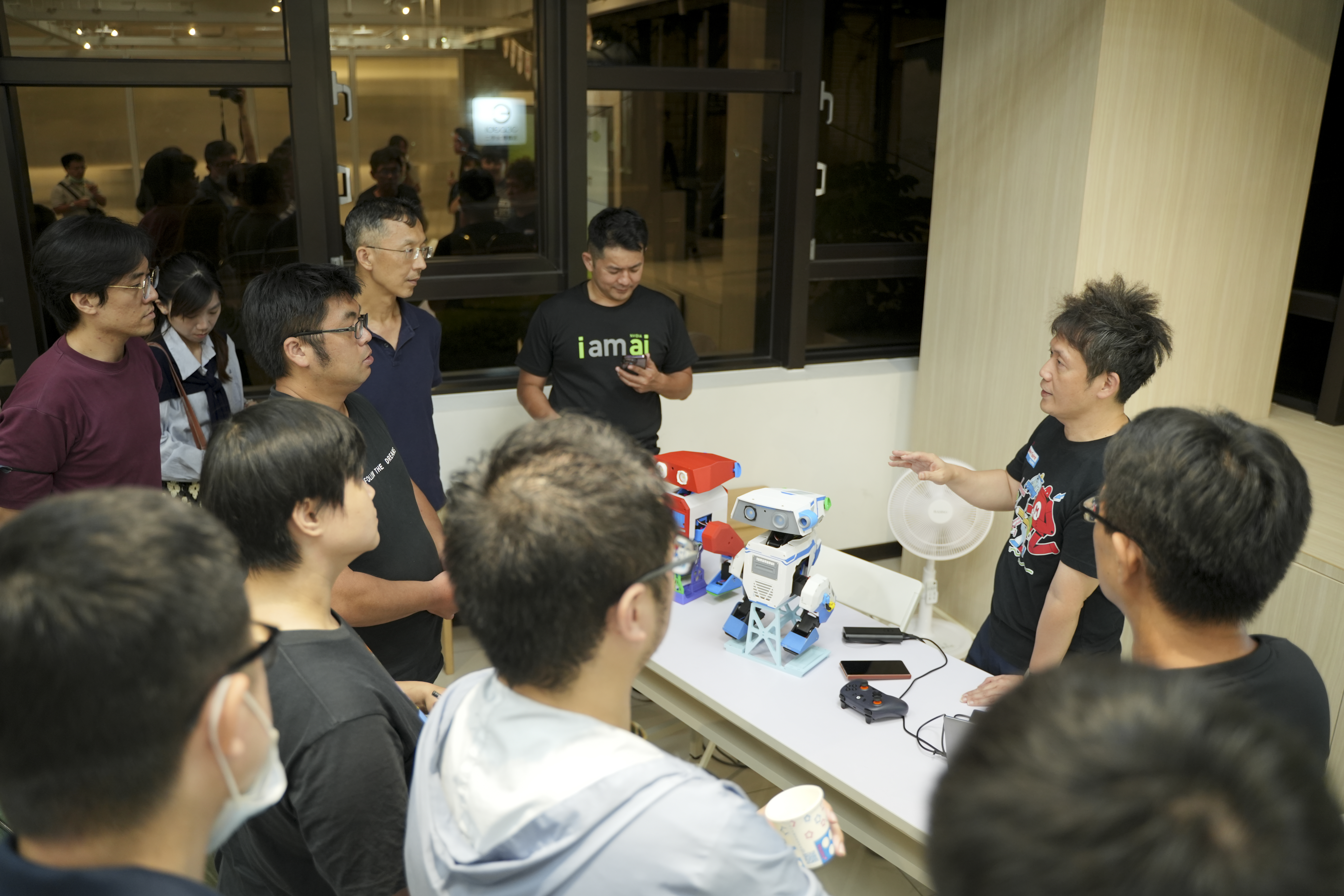 新北青年局 NVIDIA 認證課程系列活動之《人工智慧社群之夜》，現場設置機器人互動體驗，民眾熱烈參與交流。