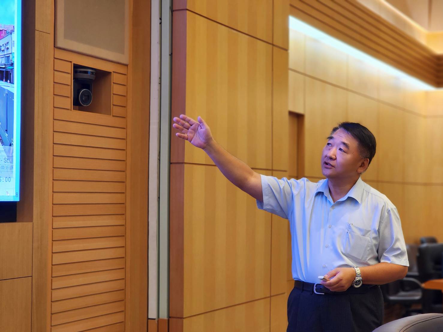 圖說： 新北市政府工務局長馮兆麟今（10）日在市政會議中以「看得見的基礎建設，串聯城市幸福與感動」為題進行專案報告。 強調市府將生硬的基礎建設，轉化為市民「感受得到」的幸福溫度。1