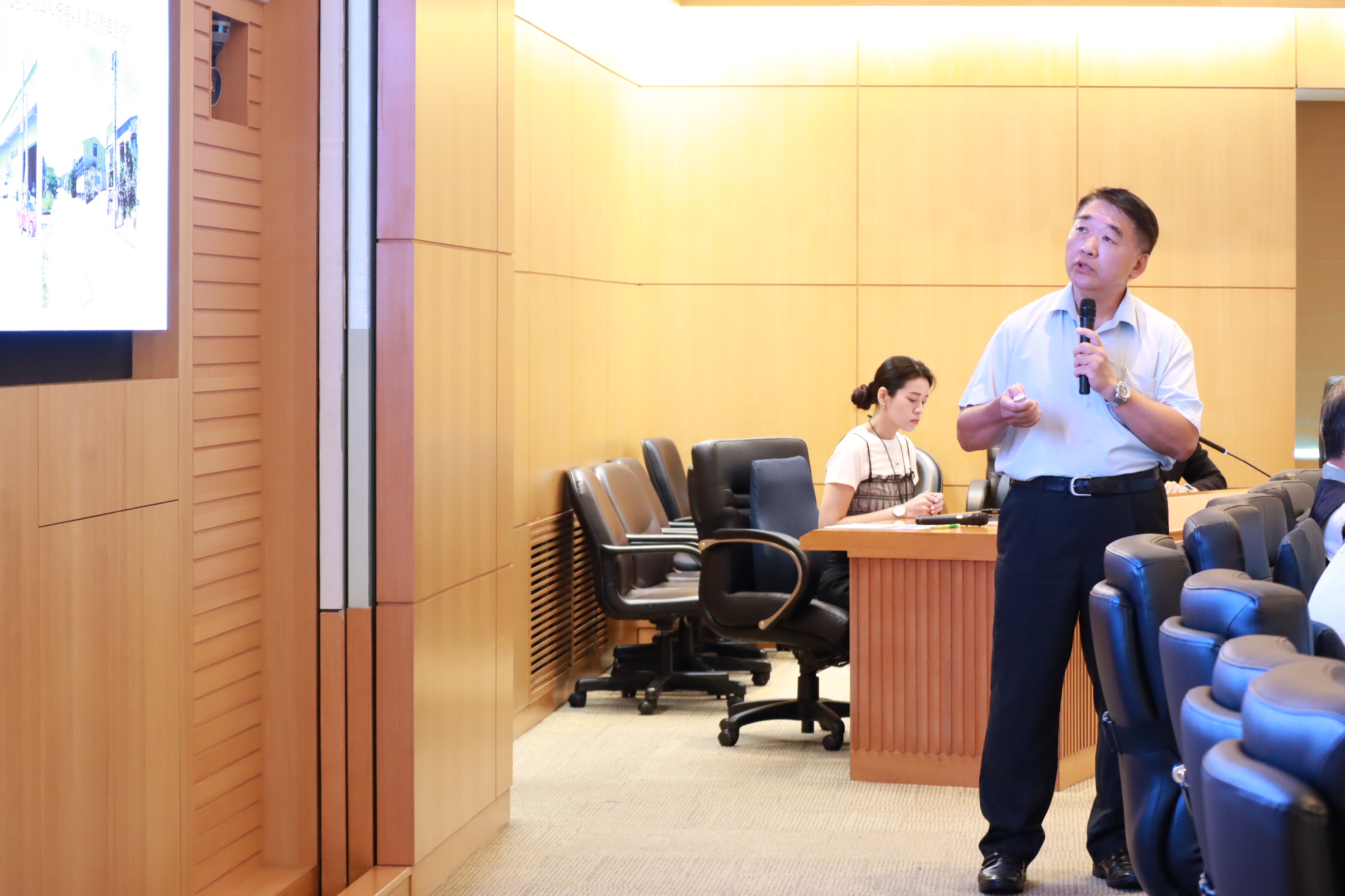 圖說： 新北市政府工務局長馮兆麟今（10）日在市政會議中以「看得見的基礎建設，串聯城市幸福與感動」為題進行專案報告。 強調市府將生硬的基礎建設，轉化為市民「感受得到」的幸福溫度。2