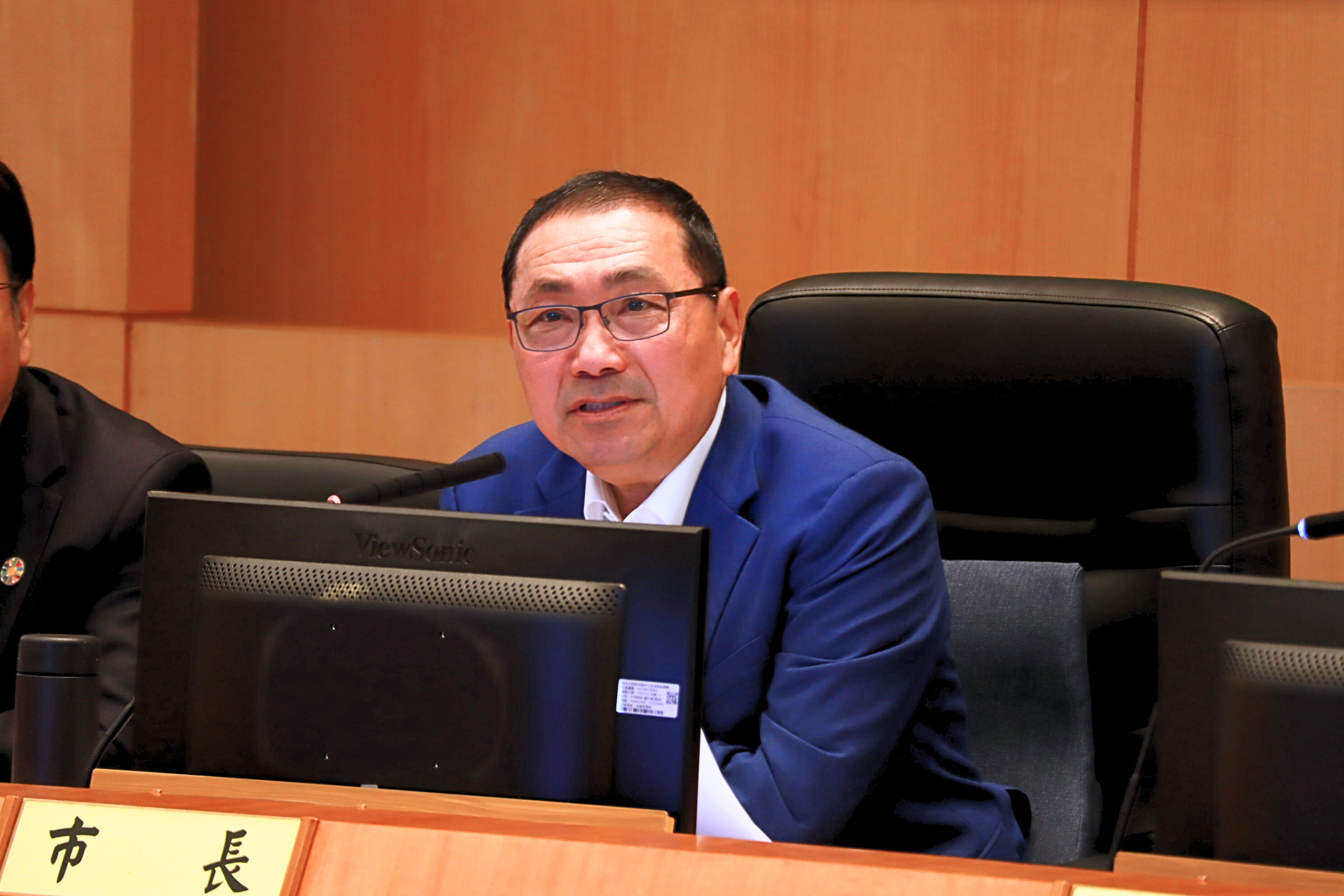 圖說： 侯友宜市長聽取簡報後表示，無論是通學廊道改善，還是中正橋的改建、淡北道路、淡江大橋、新北美術館，都是讓基礎設施成為城市文化和精神的體現，成為市民與世界共享的作品。