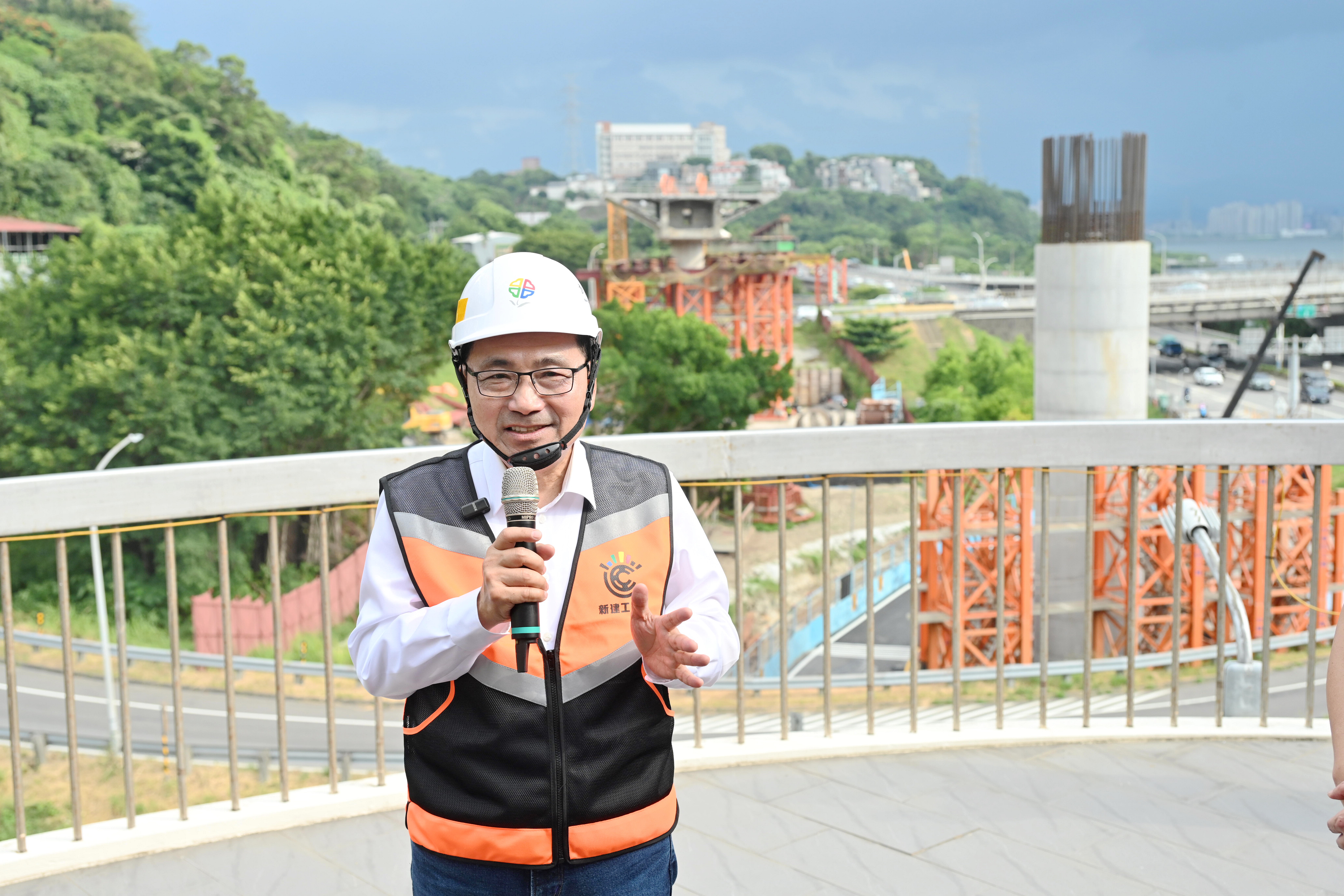 淡北道路四大工區全面開展施工，新北市長侯友宜今(10)日前往關渡大橋觀景台視察整體工程進度。