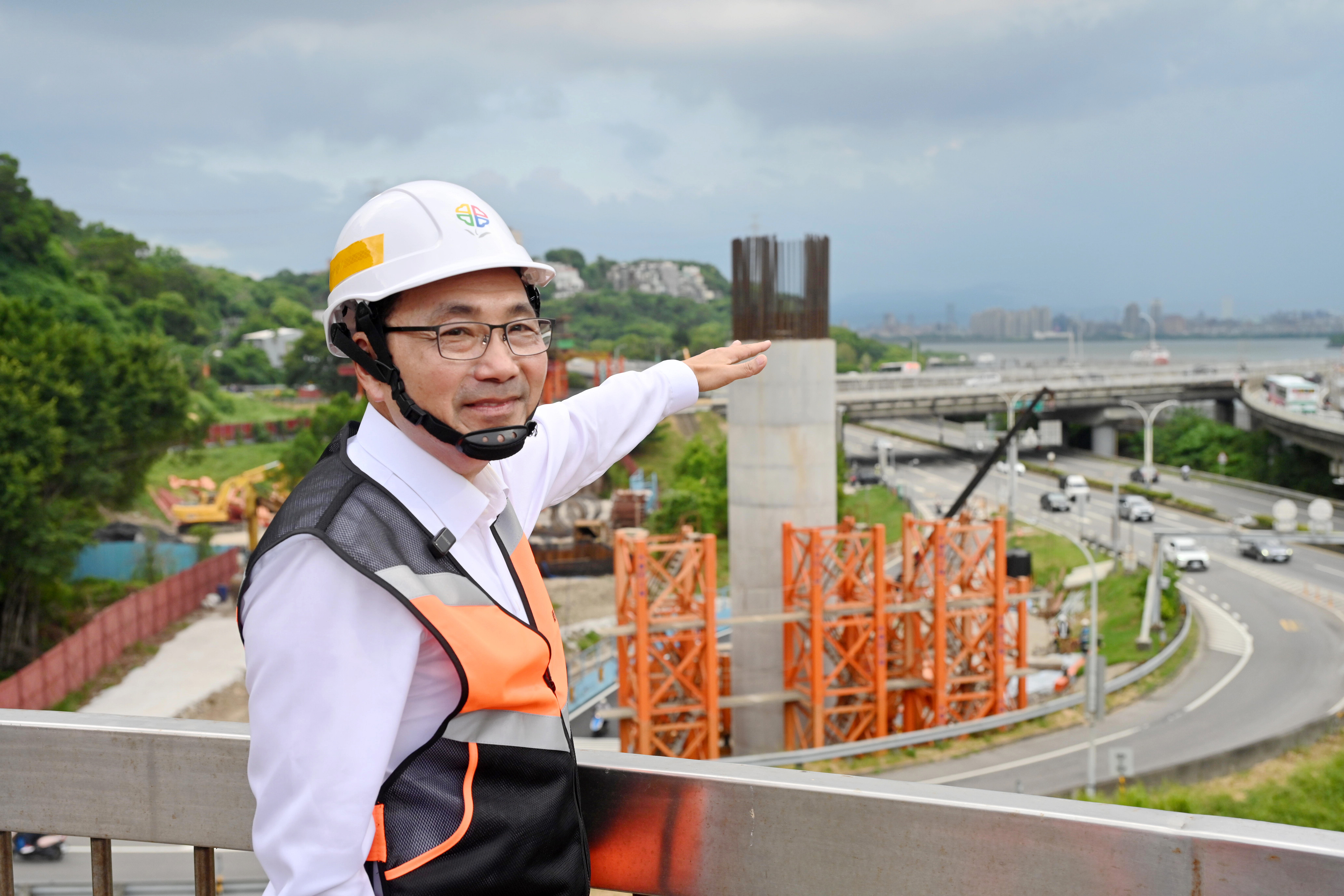 侯友宜表示，淡北道路全長5.45公里，四大工區同步展開進行，市府持續緊盯工程進度，與施工團隊並肩作戰，攻克工程挑戰。