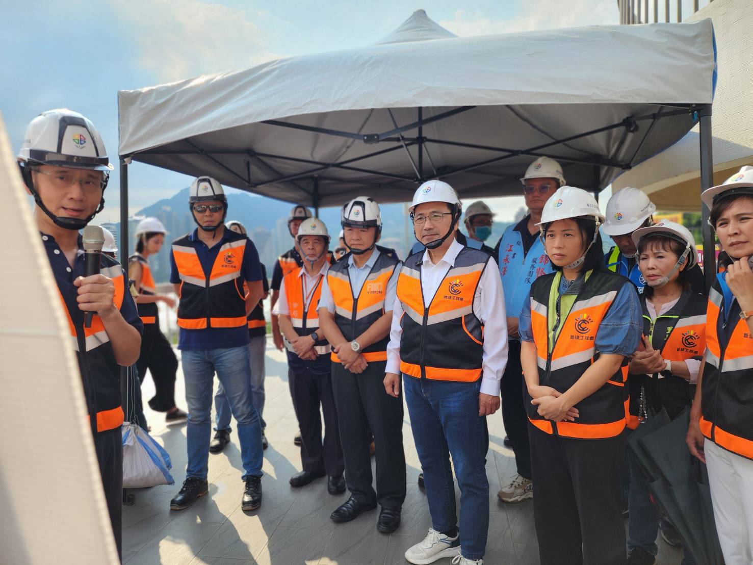 圖說： 市長侯友宜（中）專程前往淡水關渡大橋觀景台視察淡北道路施工進度，新工處長簡必琦（左）進行簡報說明工程進度。