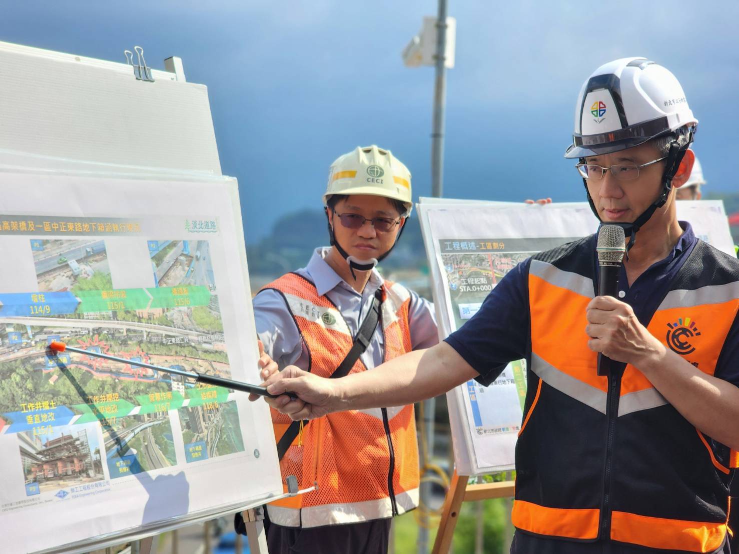 圖說 新工處簡必綺處長（右）簡報說明，淡北道路主線高架橋之懸臂工法工作車已於9月陸續進場架設，民權路台電高壓電纜則預計於115年1月完成遷移，整體工程進度穩定推展中。