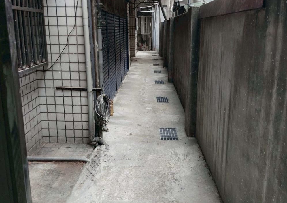 社區後巷完成污水接管，環境乾淨且寬敞