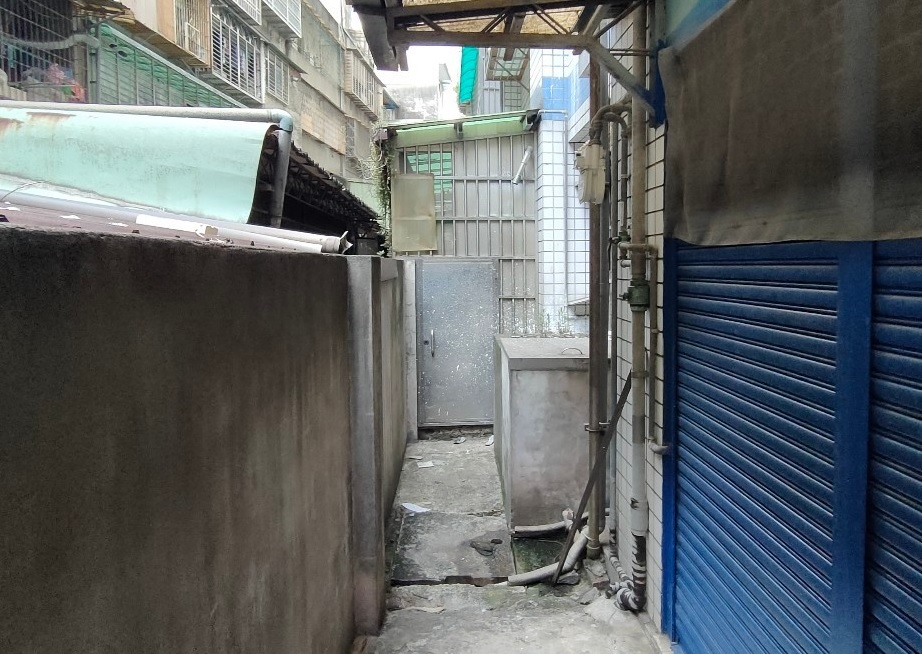 社區後巷污水未接管前，狹窄且通行困難