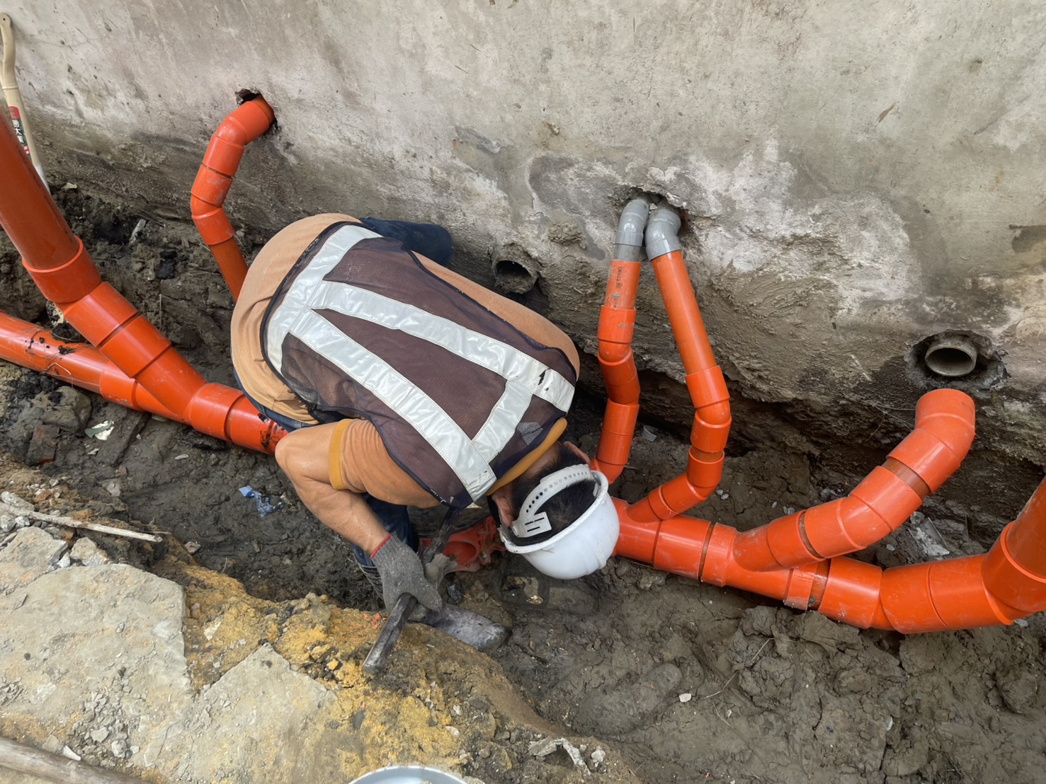 施工人員進行後巷污水接管作業