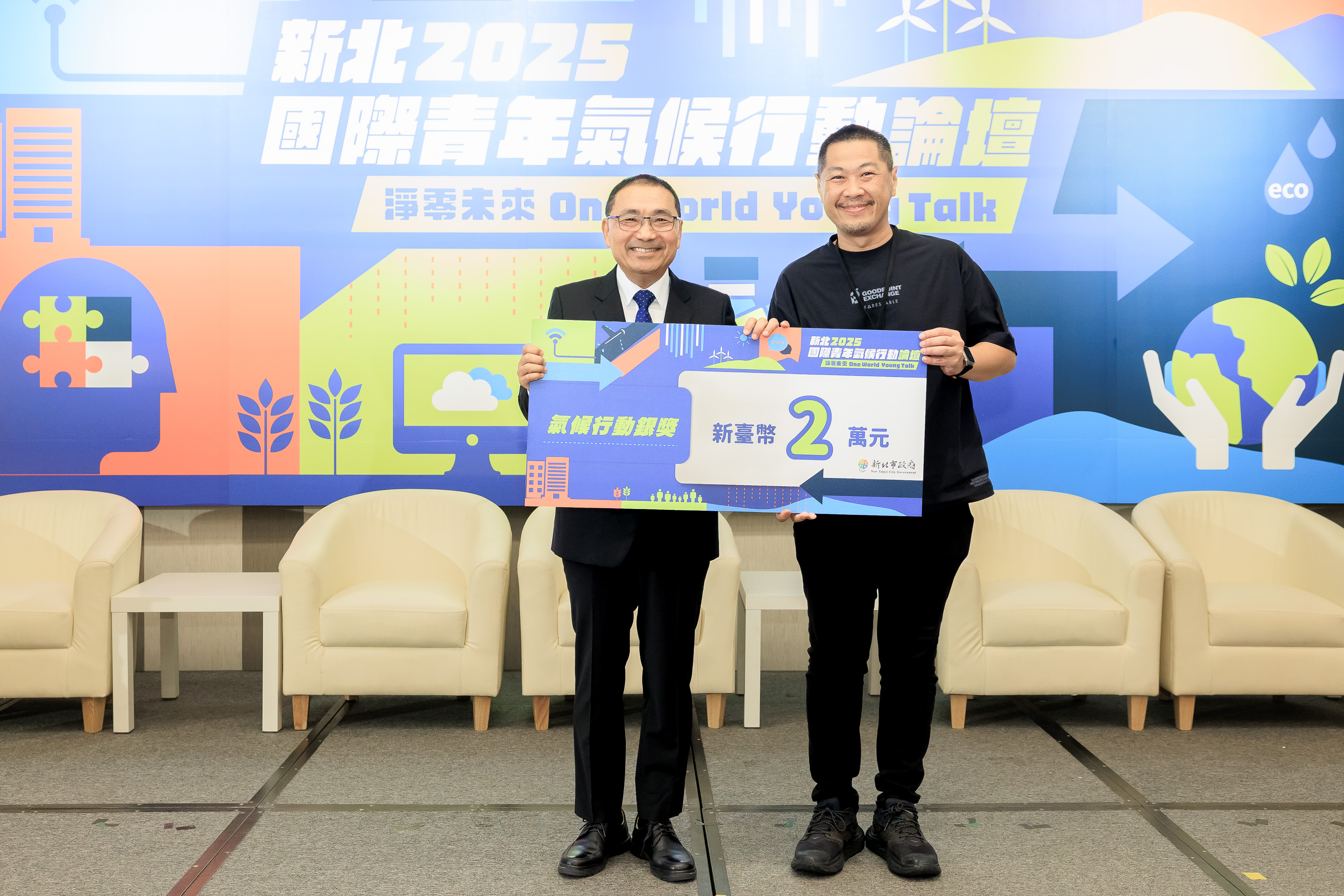  國立中正大學的王家瑋、廖翊廷、陳立峰、謝維佳所提出「青年領導力」獲得銀獎，獲頒2萬元獎金