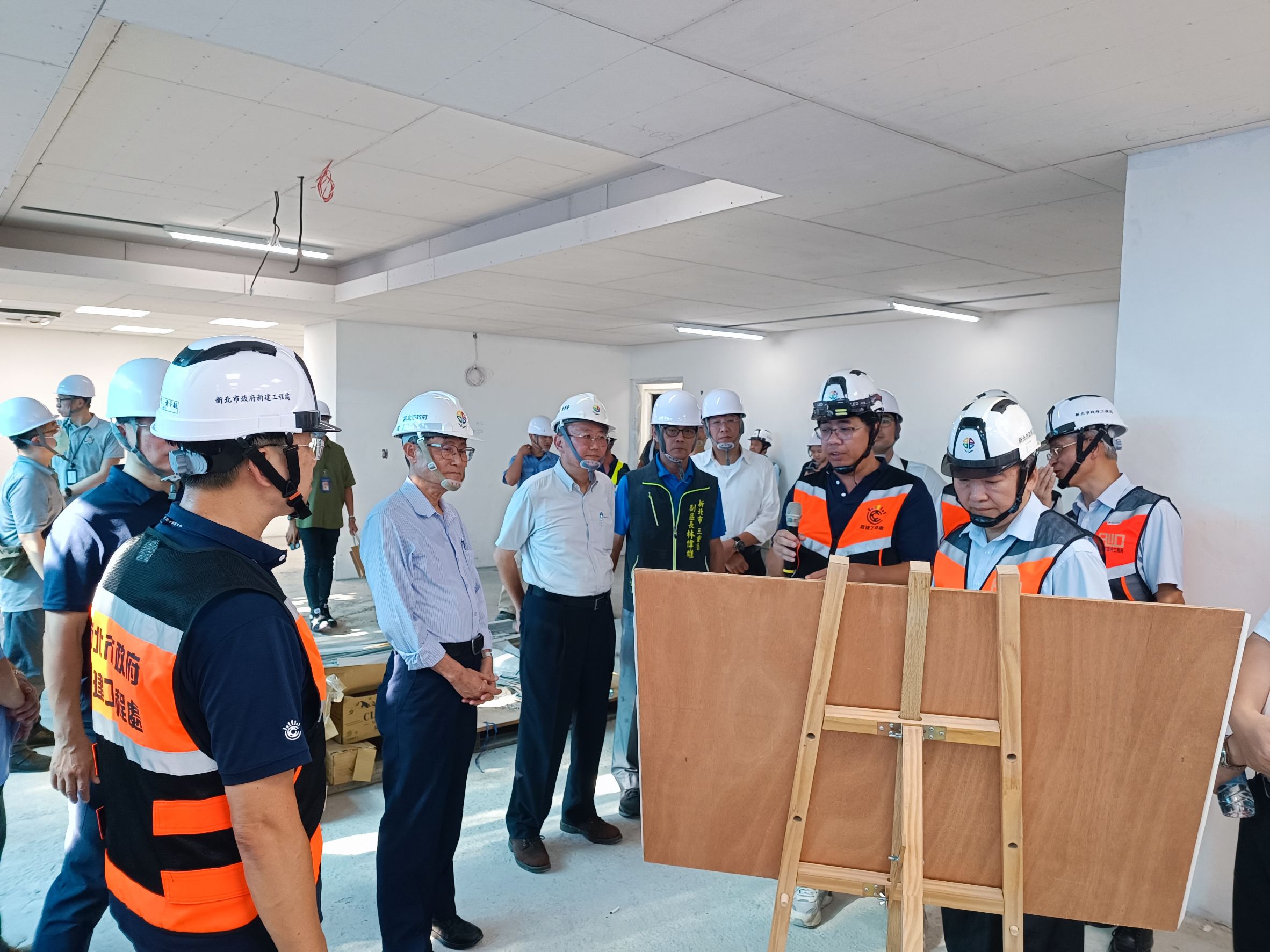 新北市副市長陳純敬視察三重區玫瑰立體停車場新建工程